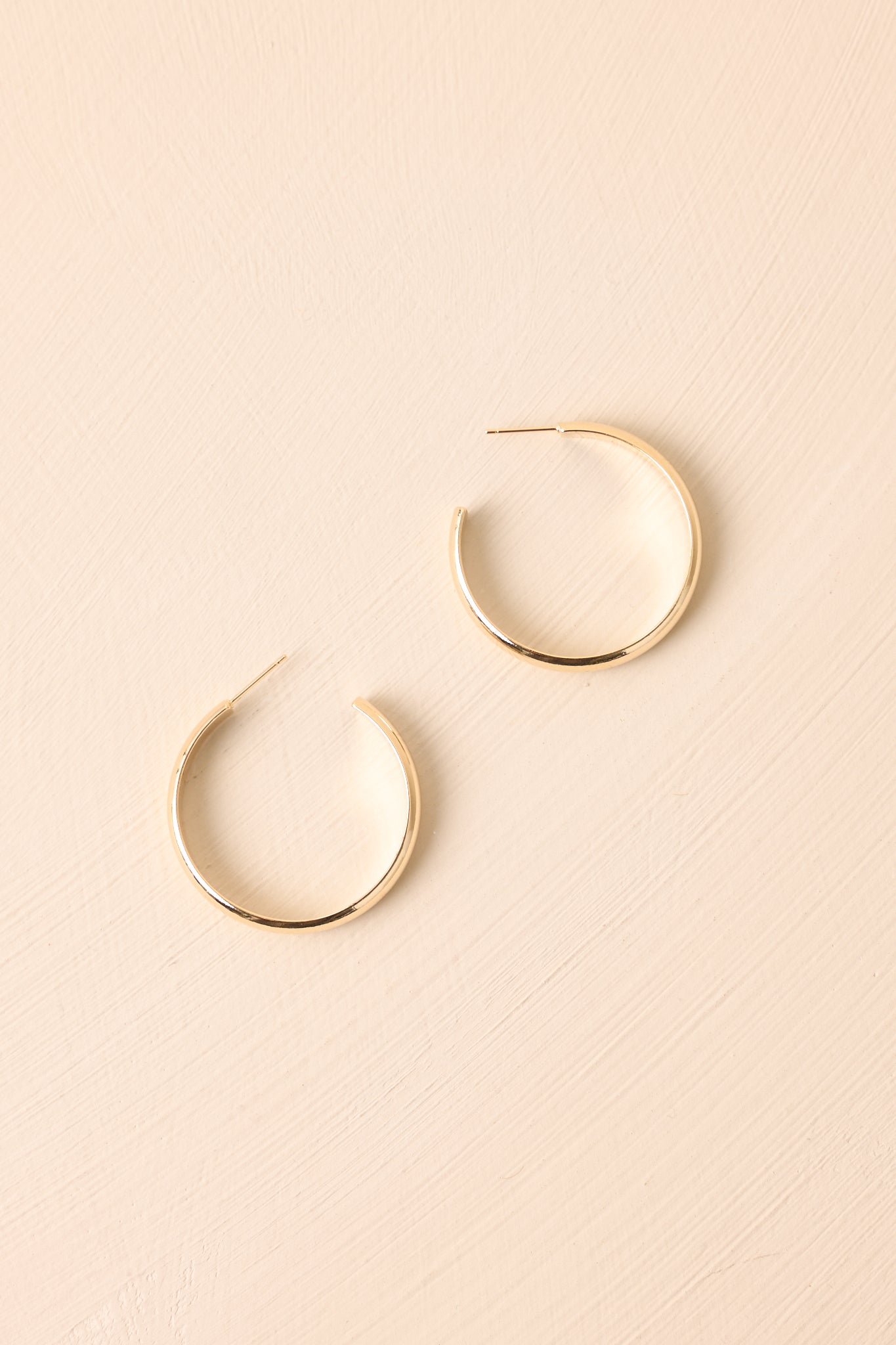 A close-up cropped shot highlighting a smooth polished finish and curved c-hoop shape.