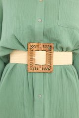 This beige belt features a stretchy band and a natural square buckle. 