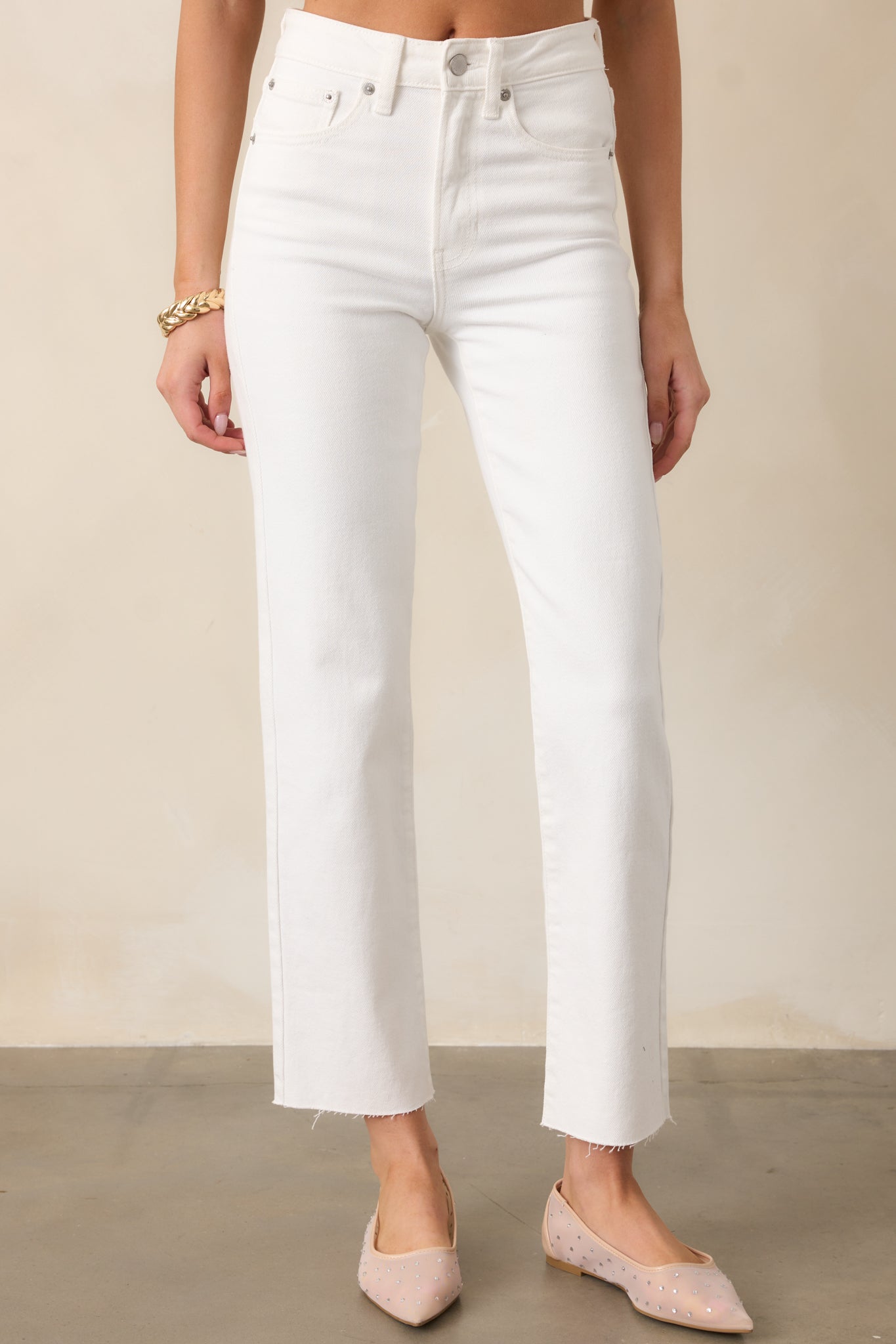 The high-rise waistband and button closure provide a secure and flattering fit for these straight-leg jeans.