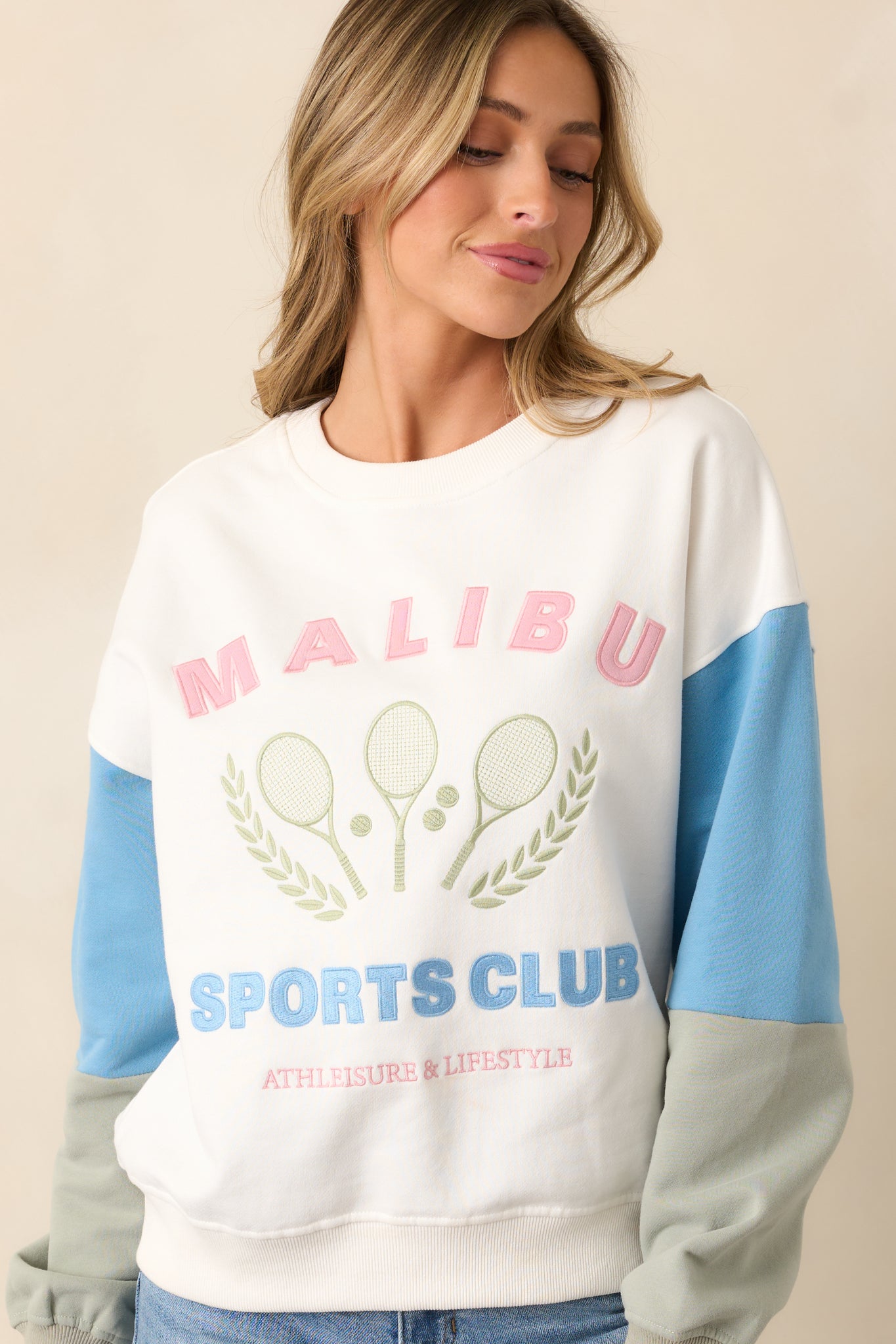 The crew neckline and sporty colorblocking give this white sweatshirt a fresh, laid-back vibe.
