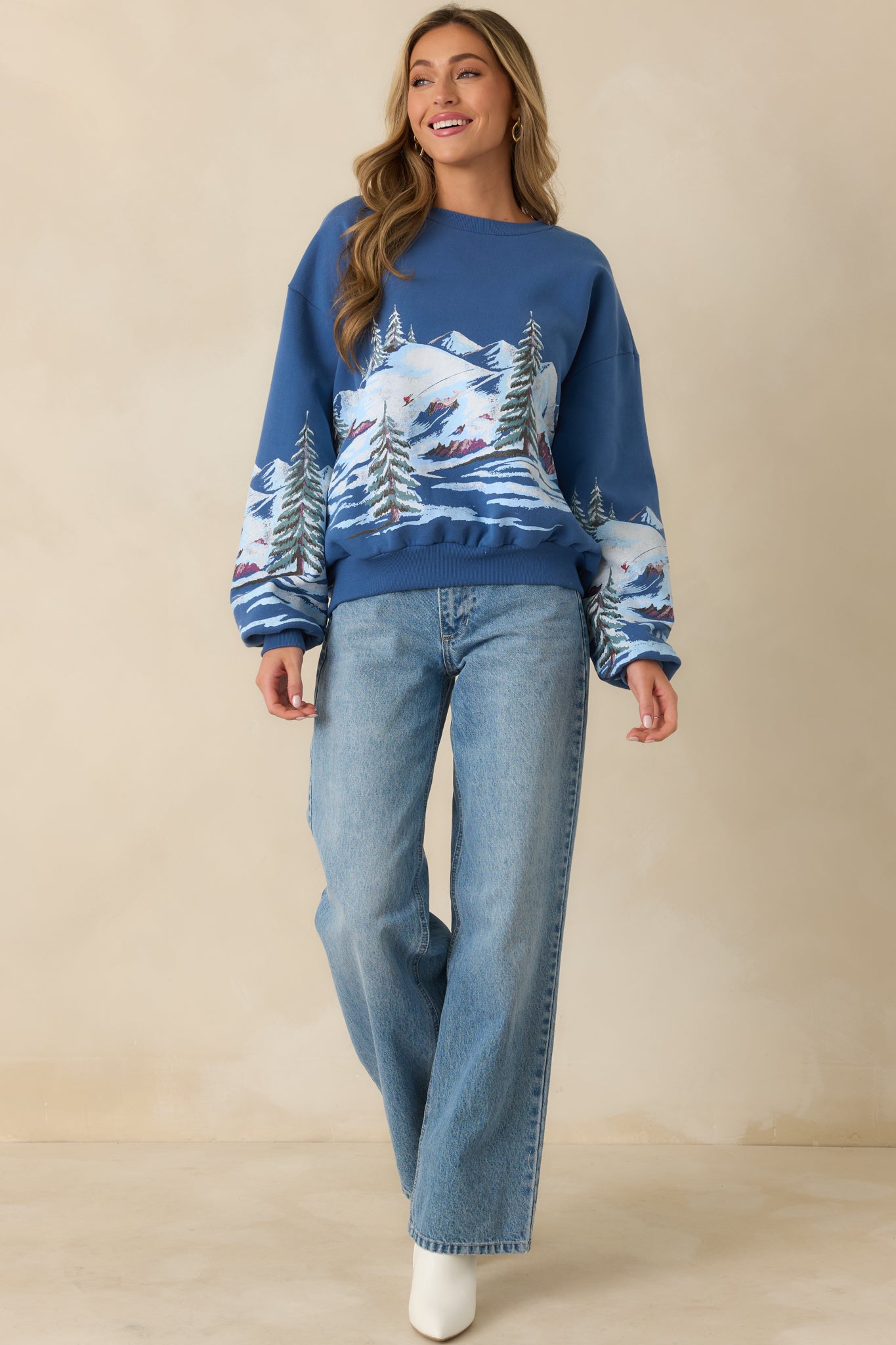 Relaxed-fit dark blue sweatshirt with a classic crew neckline and scenic ski-inspired artwork across the front.