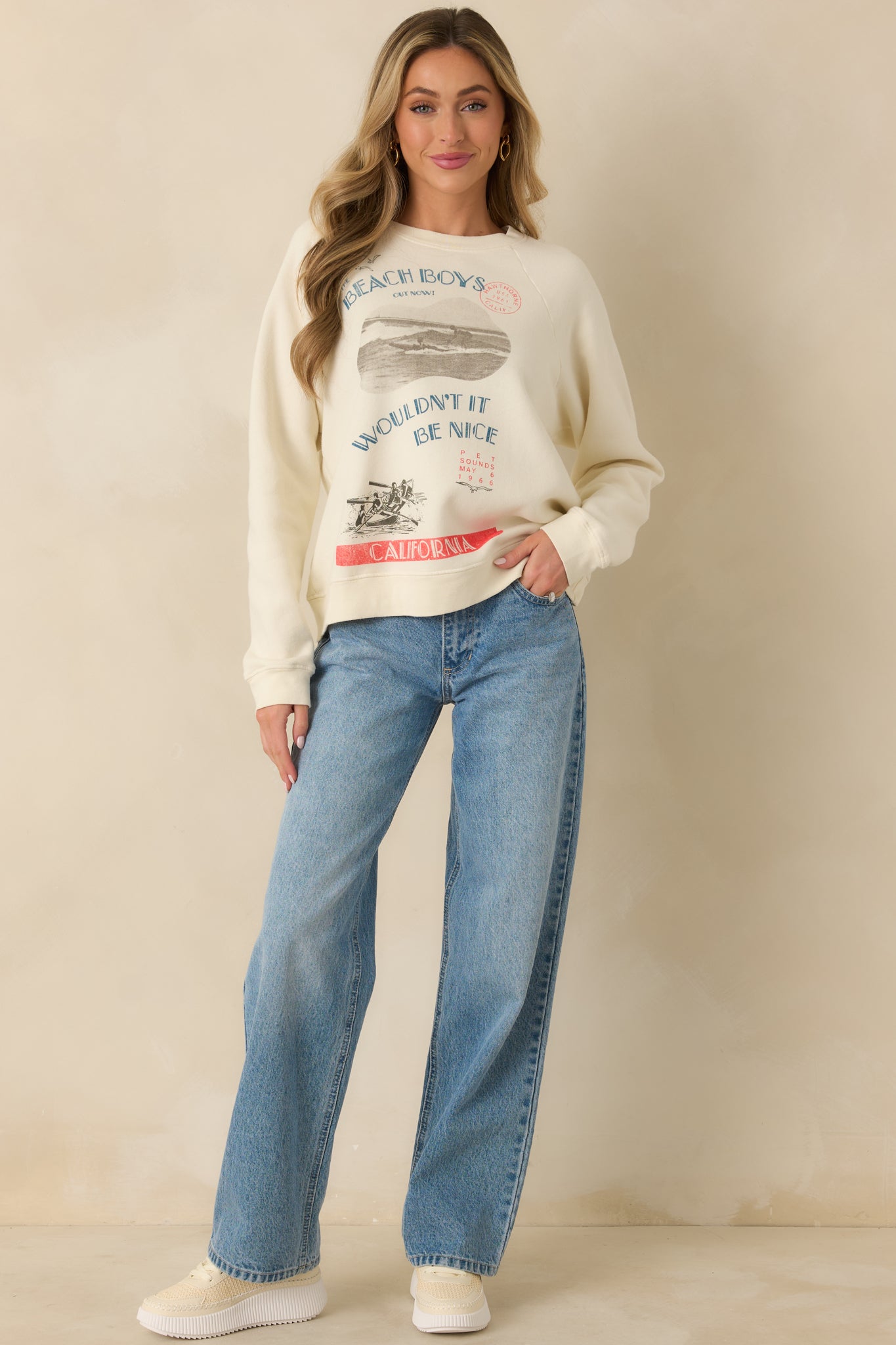 Relaxed-fit vintage-style sweatshirt featuring long raglan sleeves and ribbed trim along the cuffs and hem.