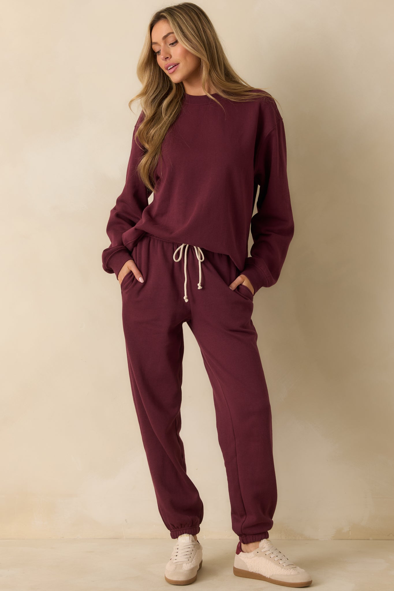 Cozy fleece joggers in a rich merlot shade, designed with a laid-back silhouette and tapered cuffs.
