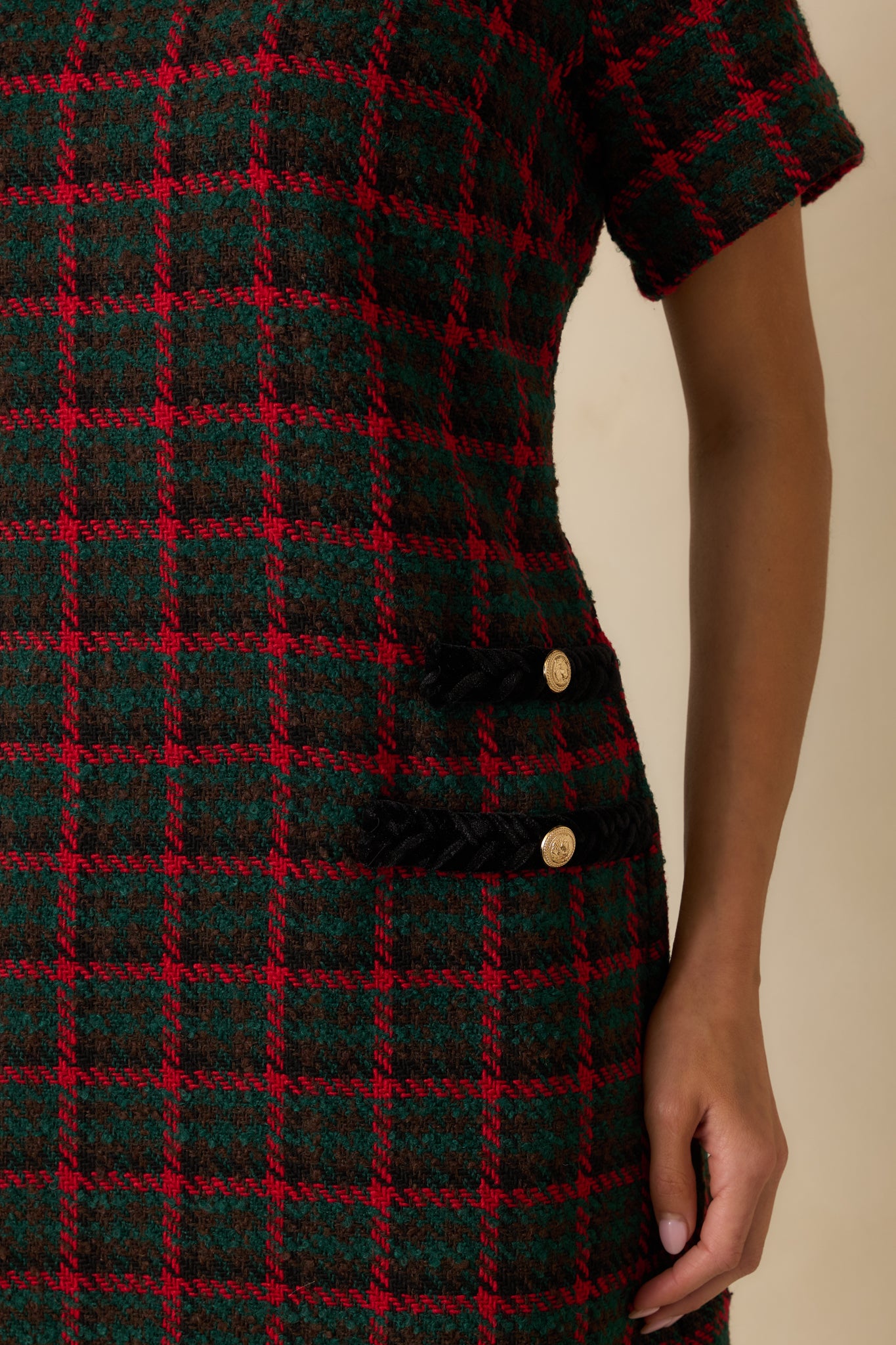 Highlight of the tweed’s rich plaid texture and the polished gold button set into the contrast pocket trim.