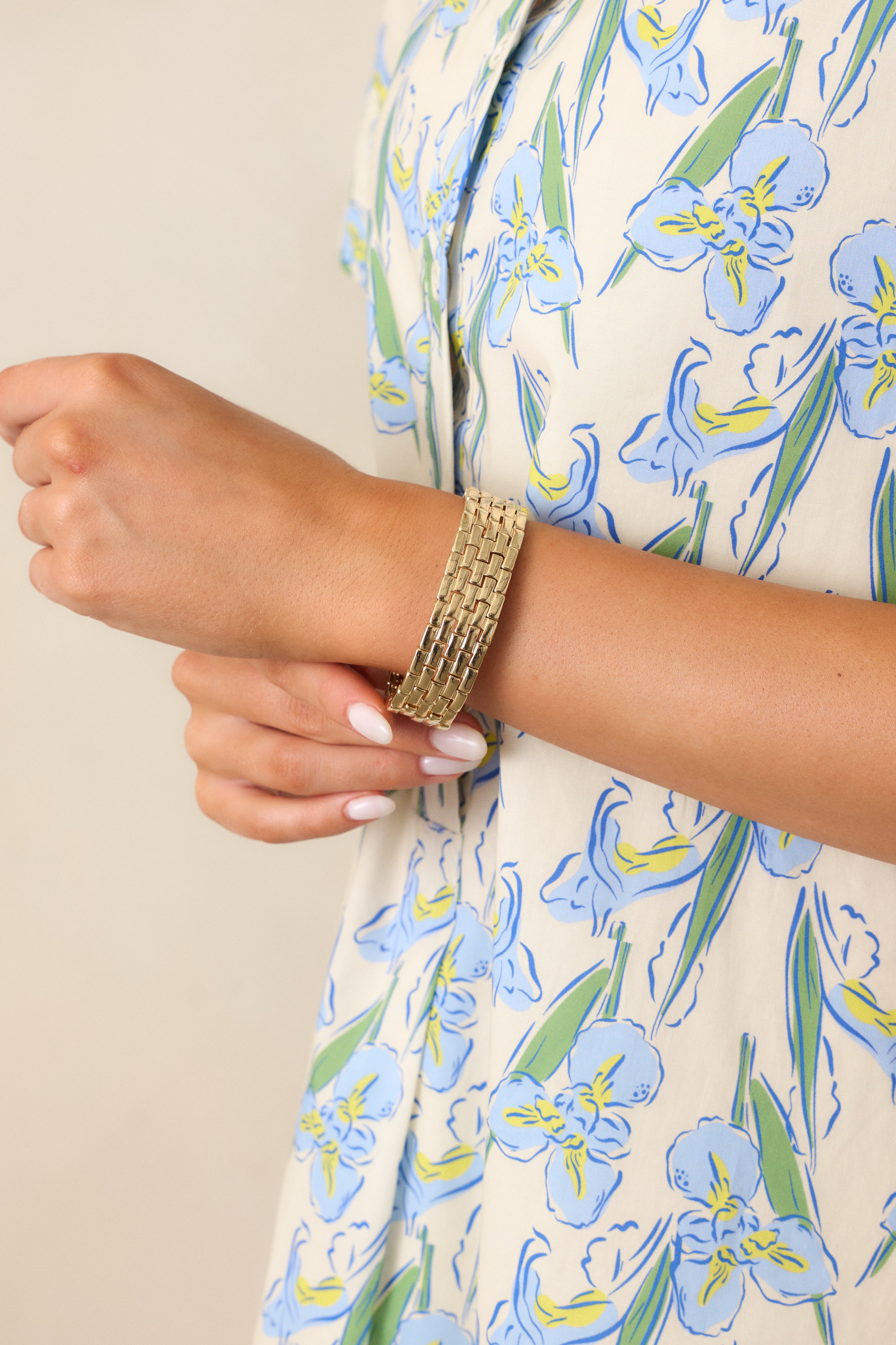 Focused view of the gold bracelet's intricate split brick pattern, highlighting the sleek gold hardware and flexible elastic bands.