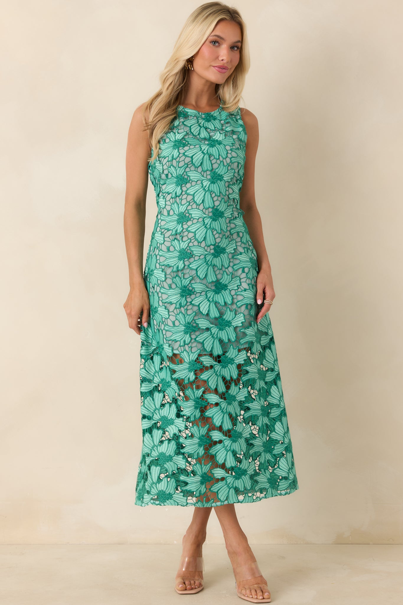 Sleeveless lace dress with floral pattern and midi-length finish.