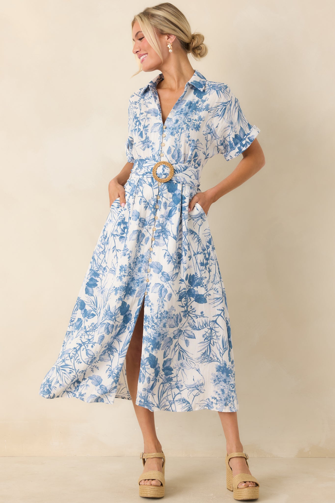A detailed look at the dress’s elastic waistband, pull-through belt, and functional hip pockets, showcasing its tailored fit and practicality.