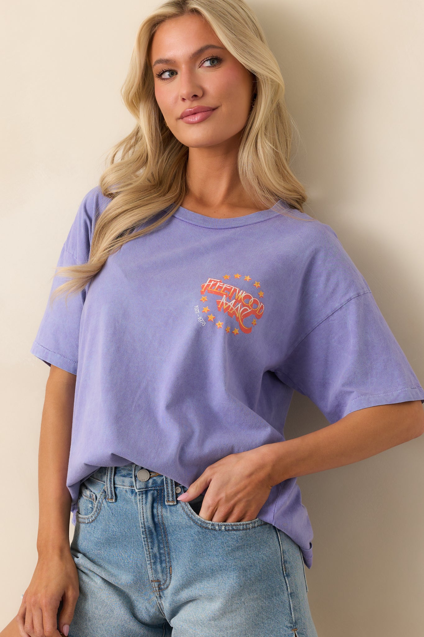 Midsection crop highlighting the soft cotton texture and laid-back drape of the relaxed fit tee.