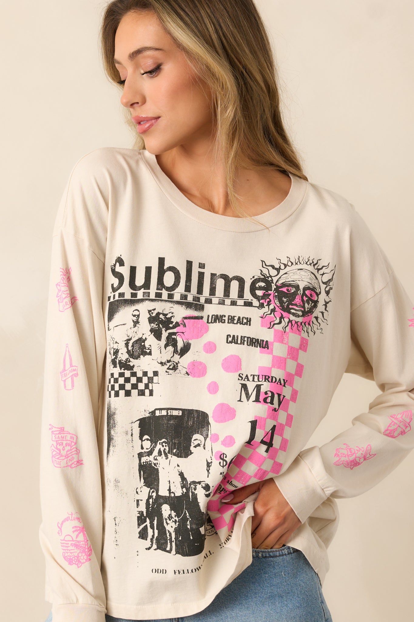 A closer look at the white tee reveals the checkered pink puff ink print, black and white photos of Sublime members, and track names, complemented by the ribbed hemline.