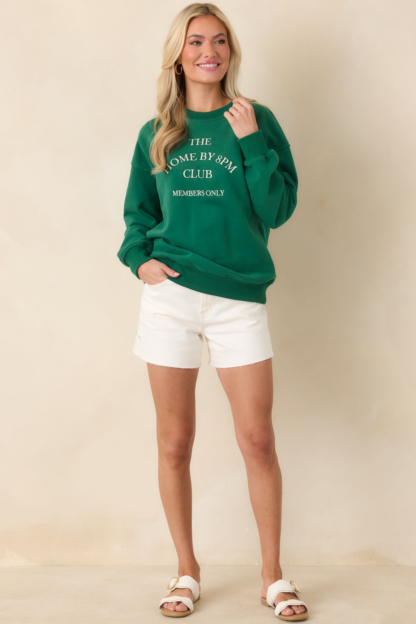 Long-sleeve forest green sweatshirt with casual silhouette and classic crew neck.