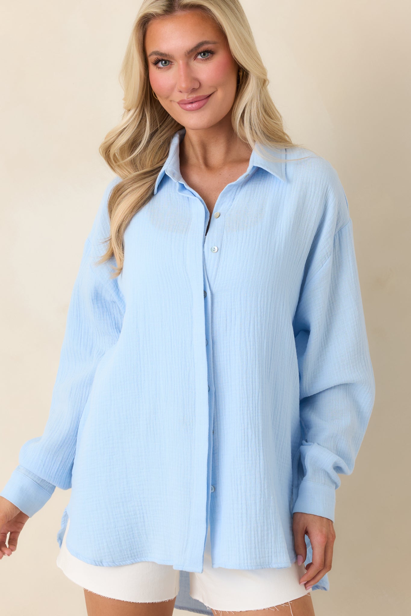 High-low hemline detail providing coverage and styling versatility on blue cotton top.