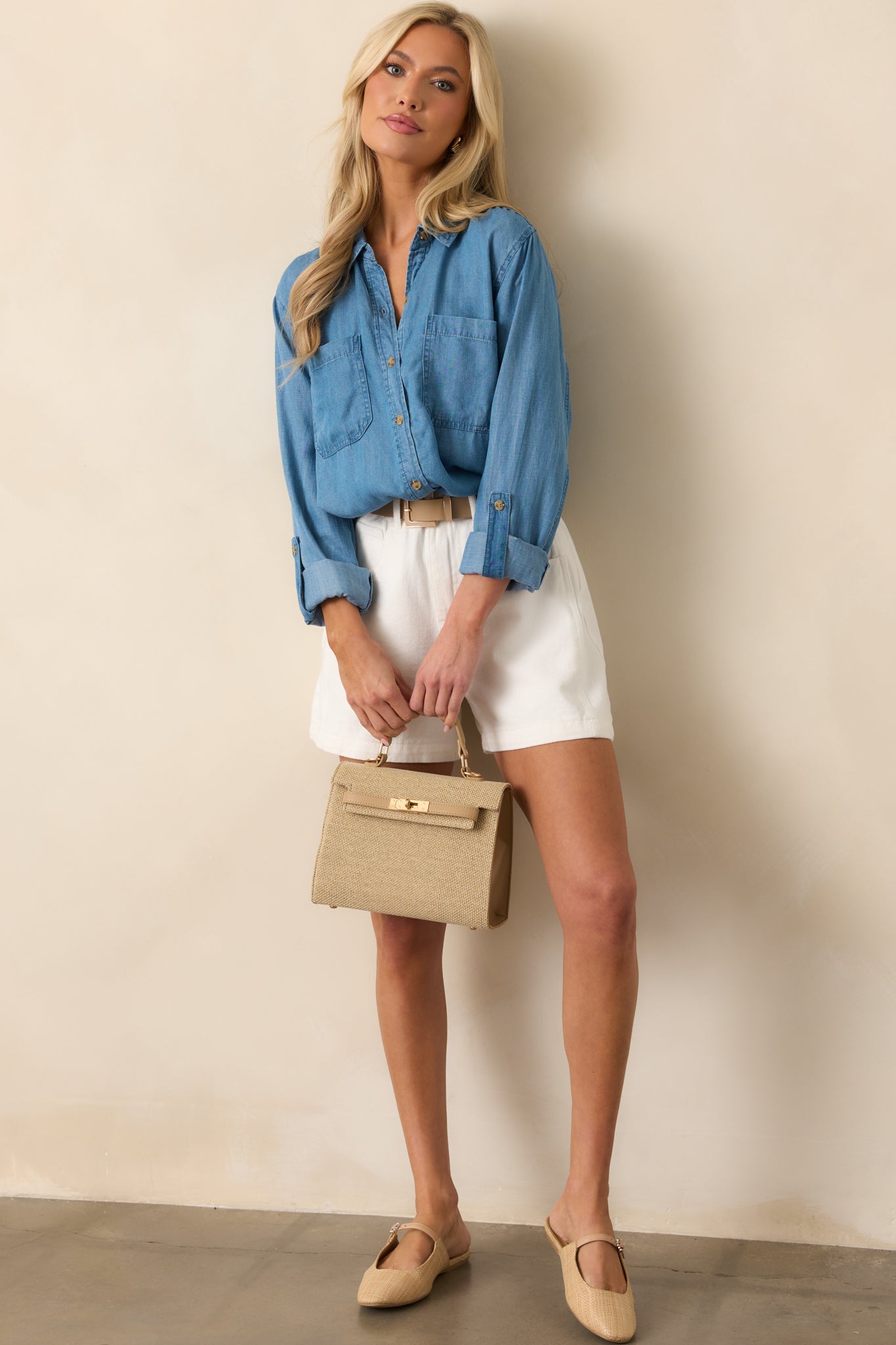 A look at the two functional pockets on this chambray blouse, blending practicality with effortless charm.