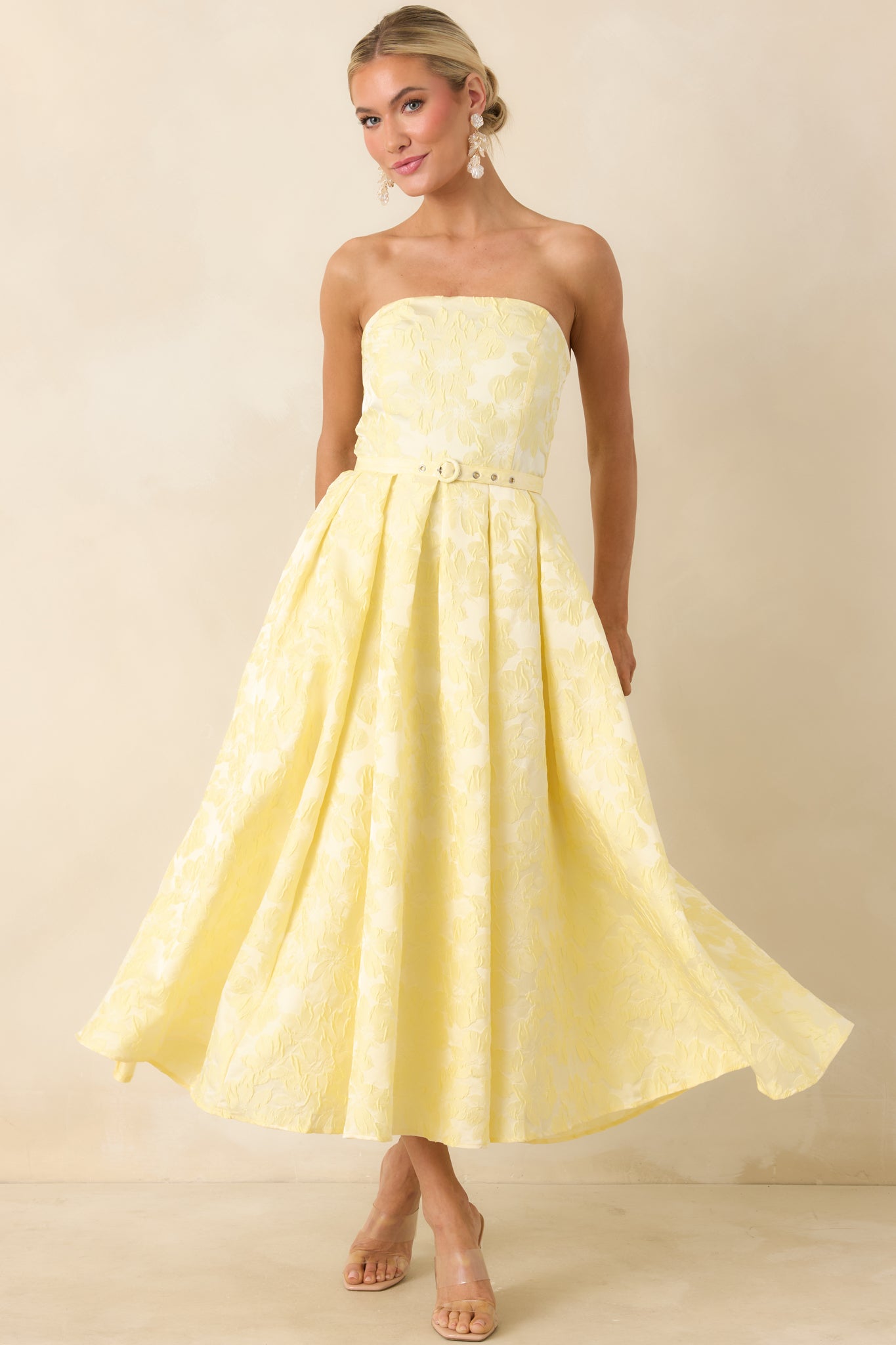 Elegant strapless dress, featuring a defined waist with matching belt and soft volume skirt.