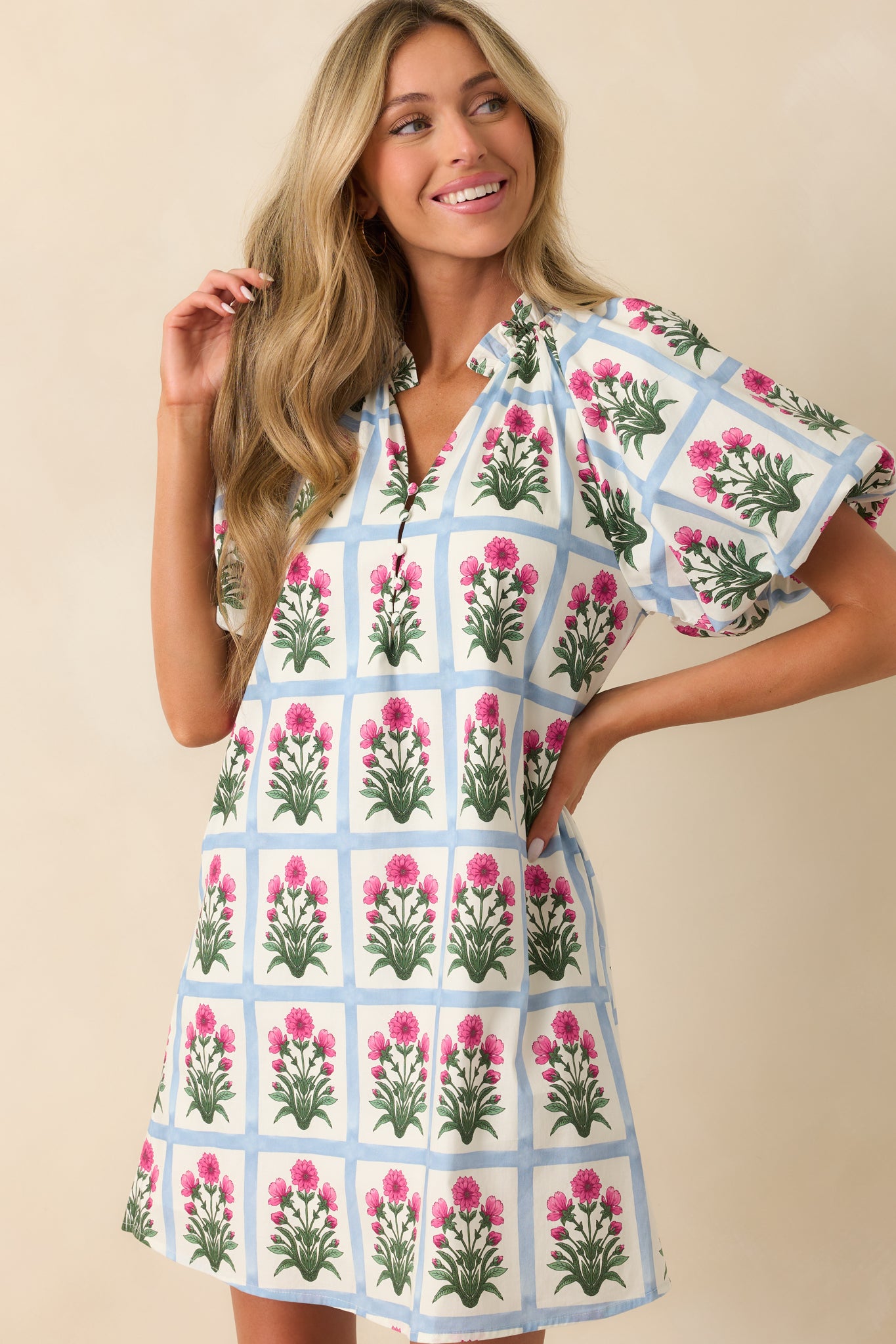 Cropped view highlighting the puff sleeve with elastic cuff and the alignment of the grid and floral print.