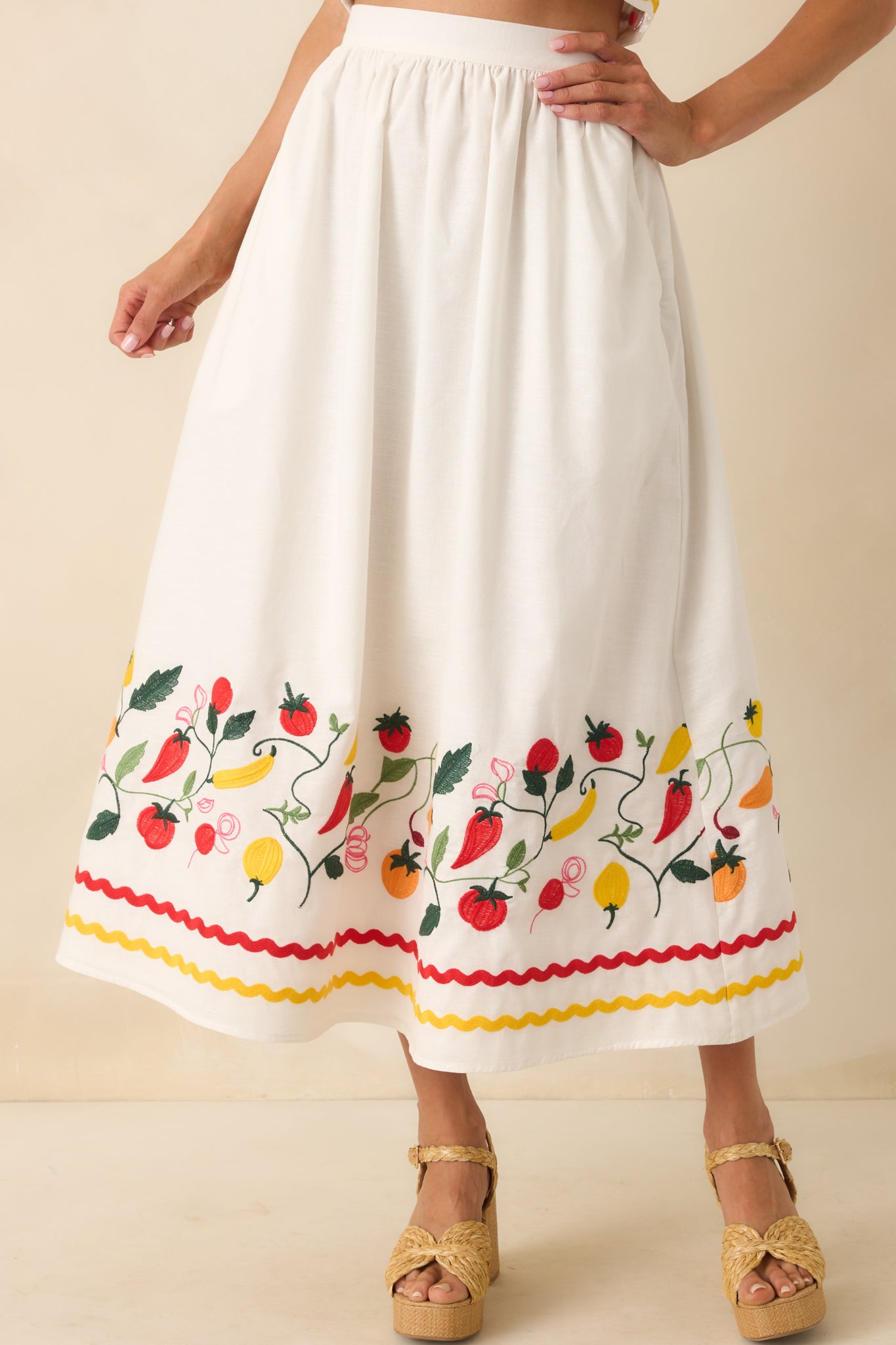 Zoomed-in view of the textured fabric blending cotton and linen, showcasing the skirt’s lightweight quality.