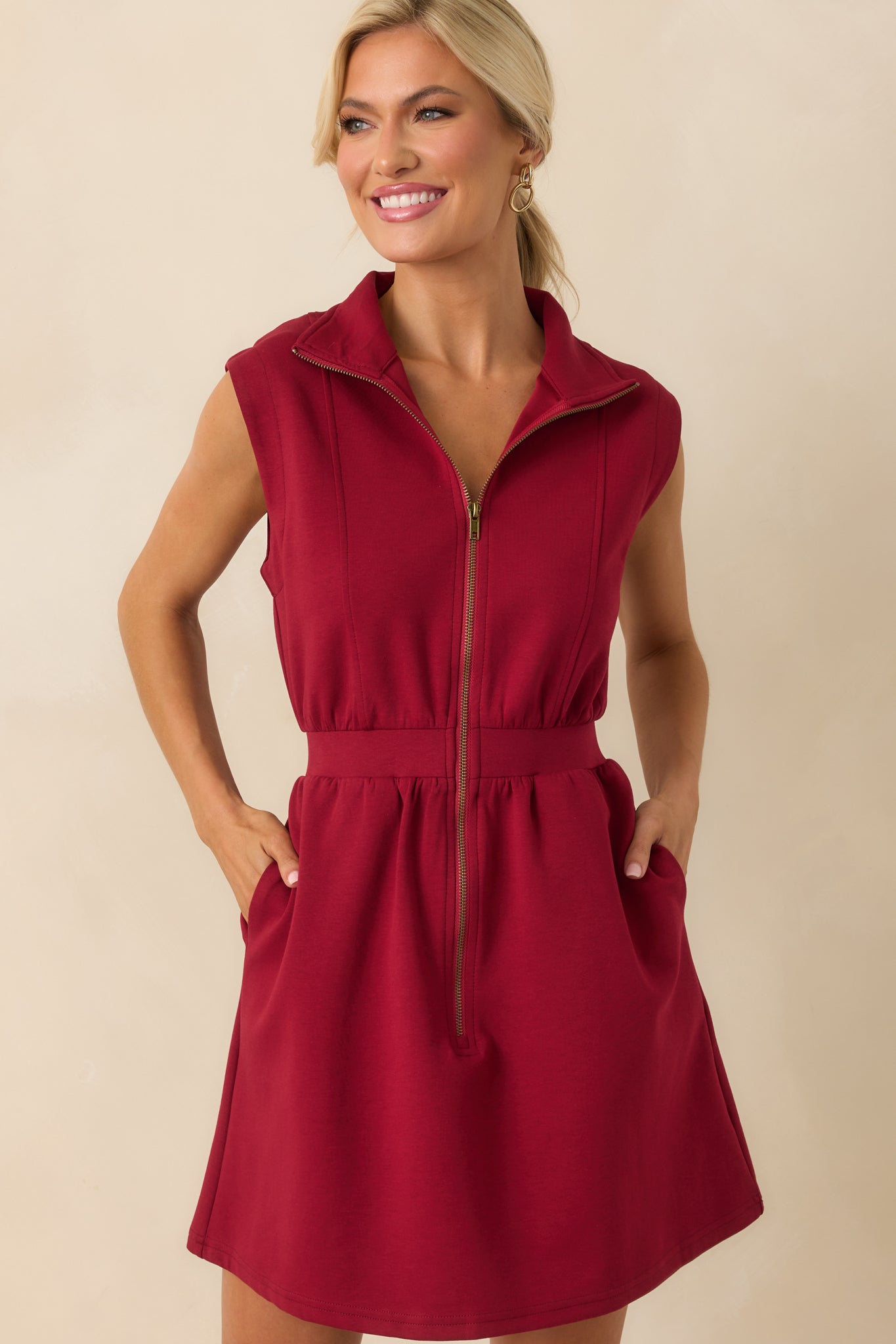 Cropped image centered on the elastic waistband and pocket placement on the hips.