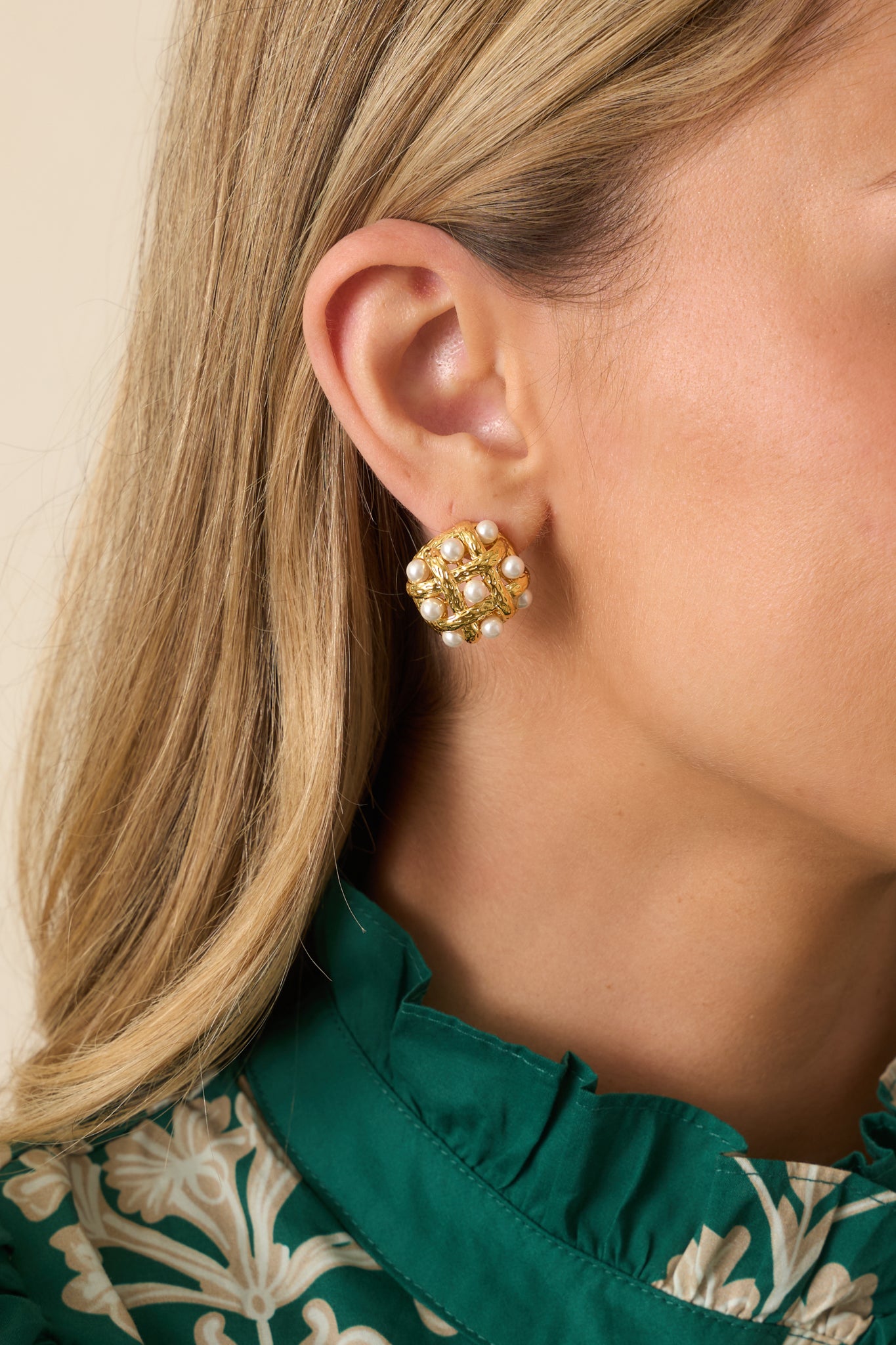 Cropped image highlighting the texture of the twisted gold weave and pearl details.