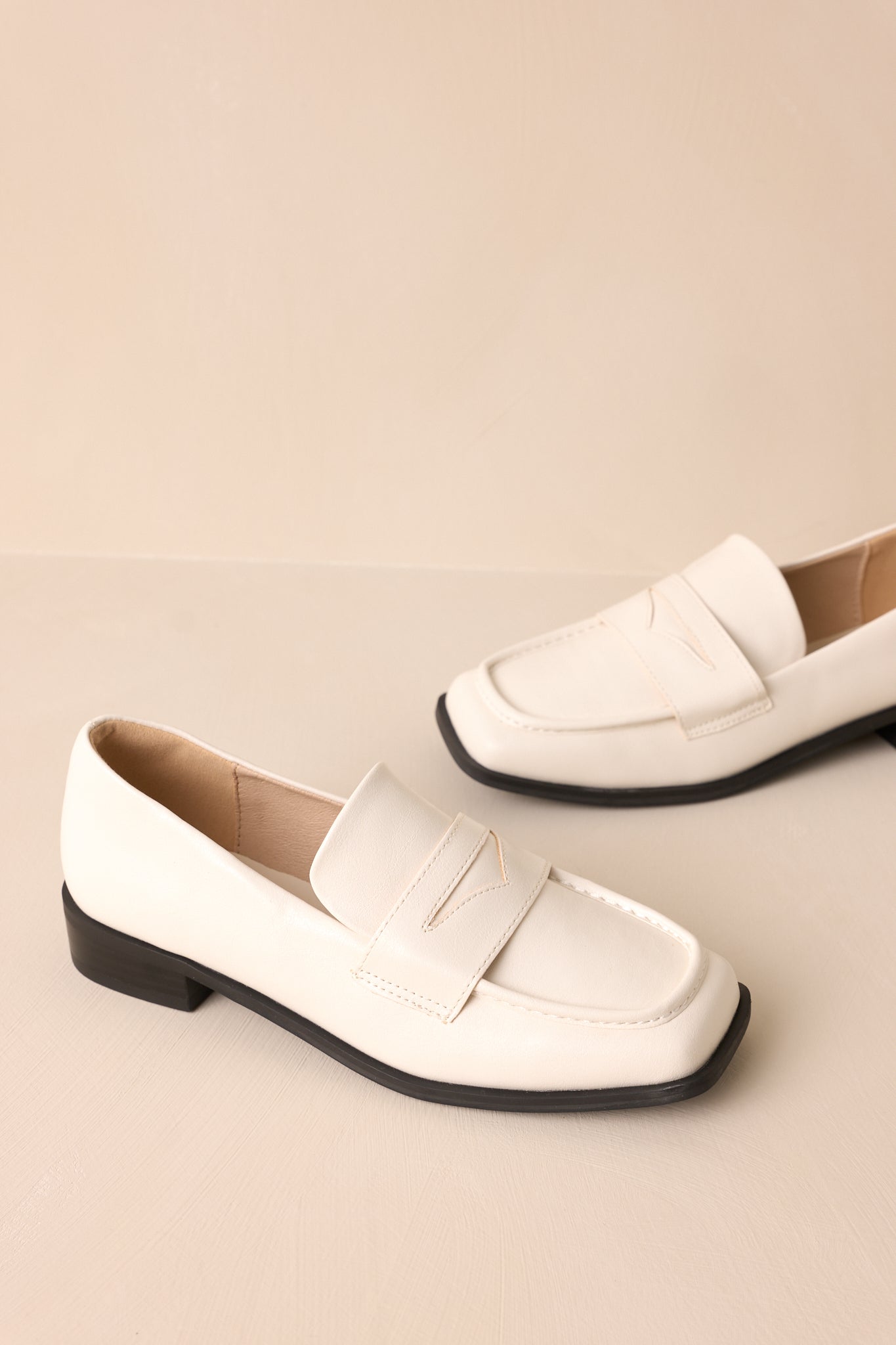 Women's Good Memory White Loafers | Size: 8.5 | Red Dress Women's Good Memory White Loafers | Size: 8.5 | Red Dress