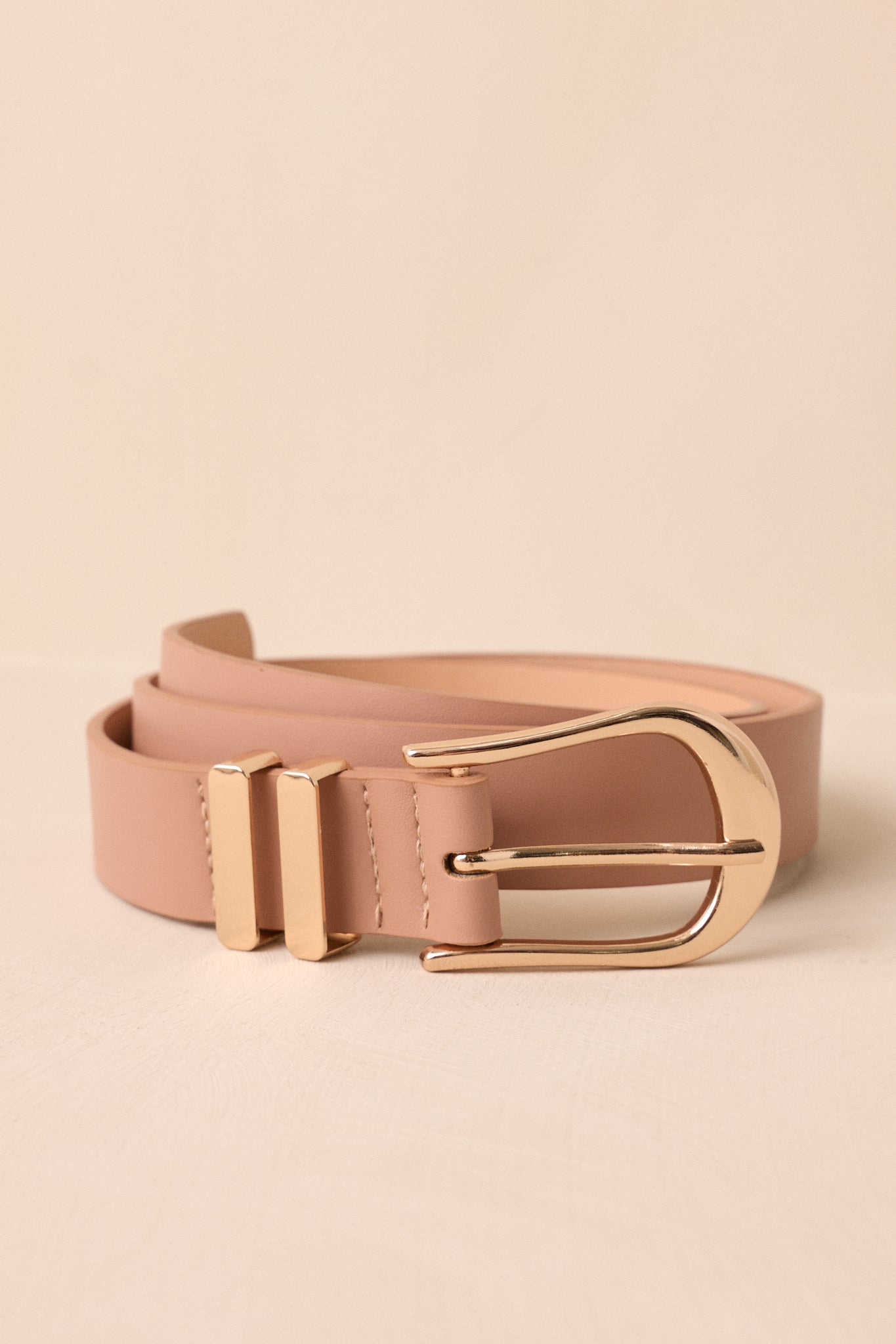 Close-up of the functional gold hardware buckle, emphasizing the trendy metallic finish and clean stitching.