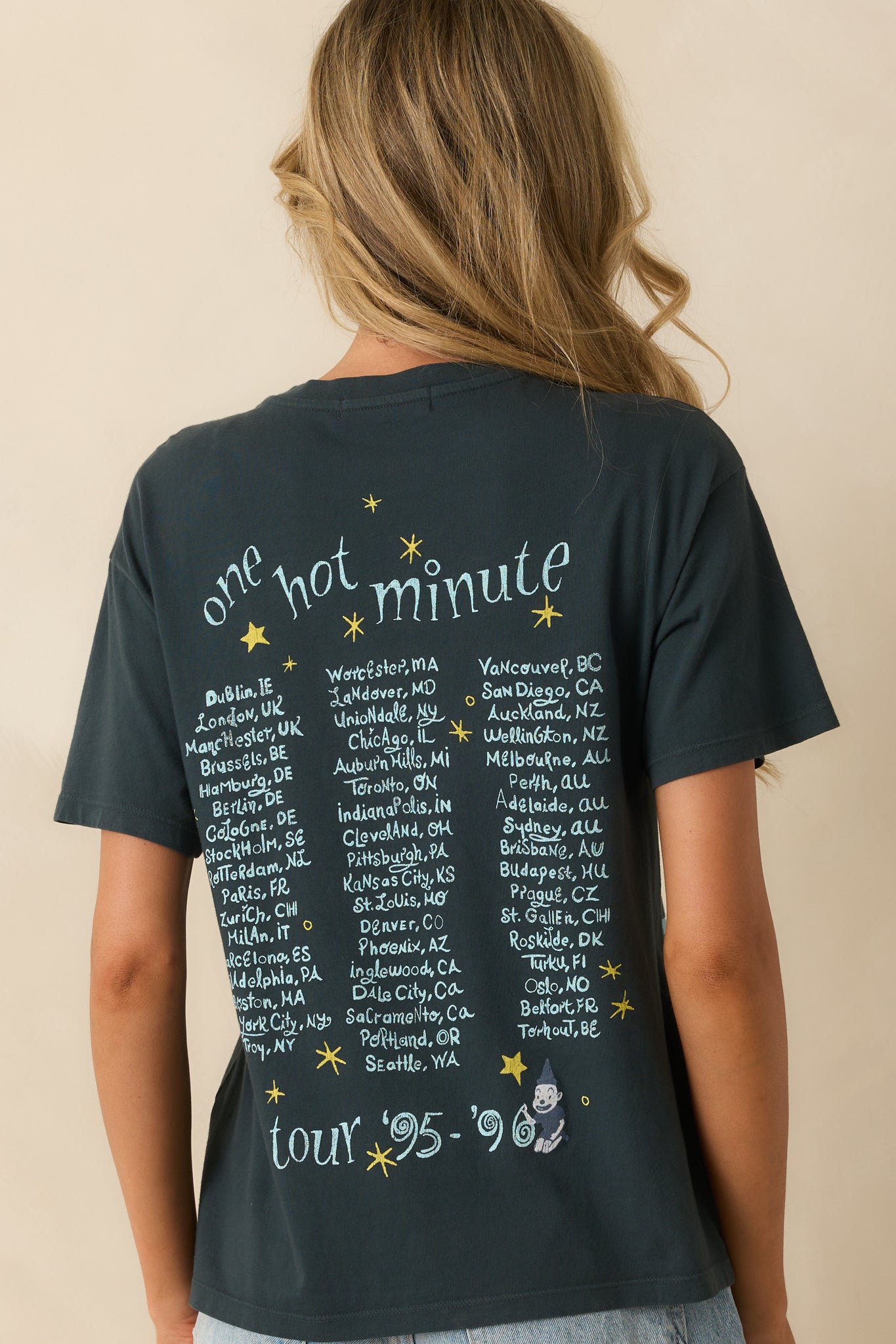 A back view of the tee displaying back tour dates from the band’s 1995–1996 “One Hot Minute” world tour.