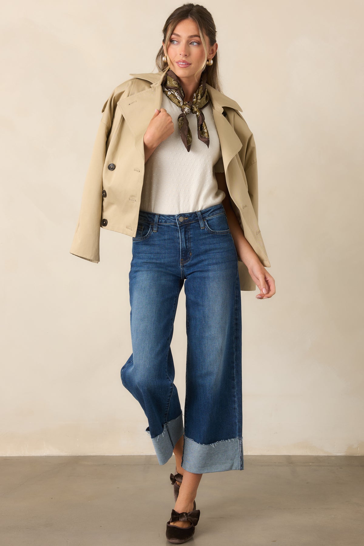 The cropped trench silhouette combines long sleeves, a comfortable relaxed fit, and an elasticized waist.