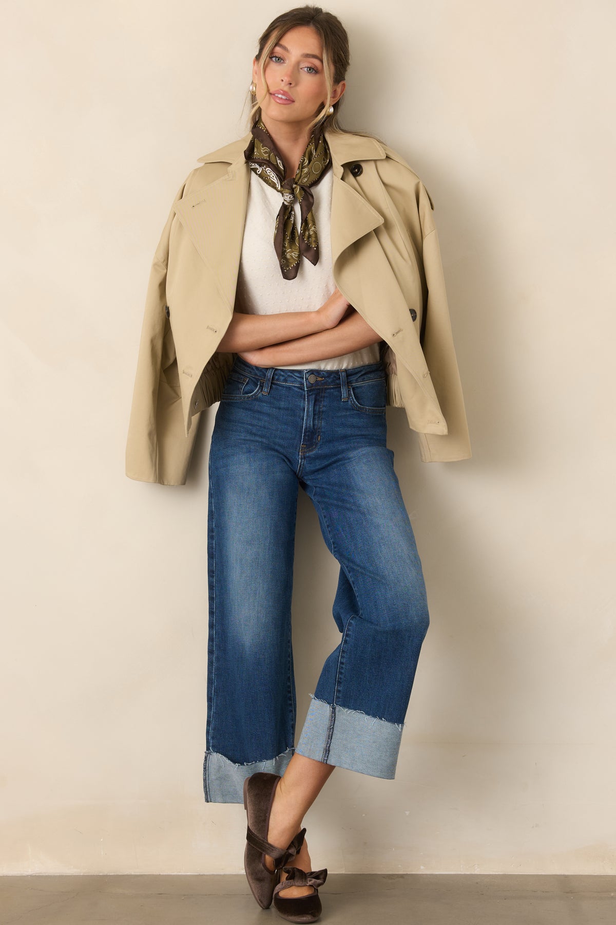Tonal buttons line the double-breasted front of this beige trench jacket with a relaxed drop-shoulder fit.