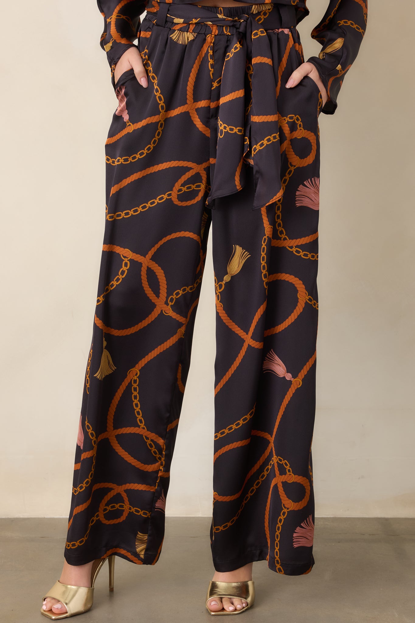 Detailed view of the printed pants featuring a fluid wide-leg silhouette and functional side pocket.