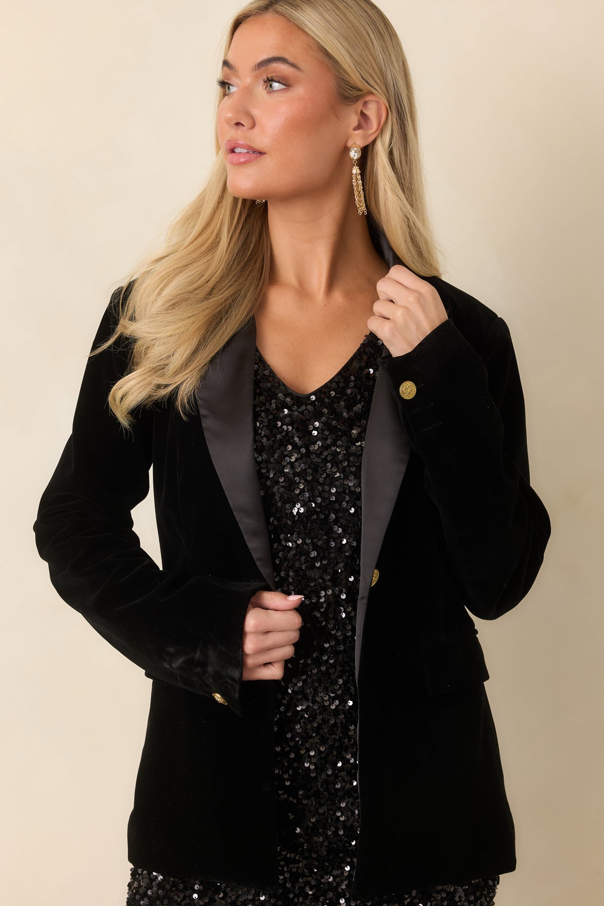 Front flap pockets add classic tailoring to the black velvet blazer.