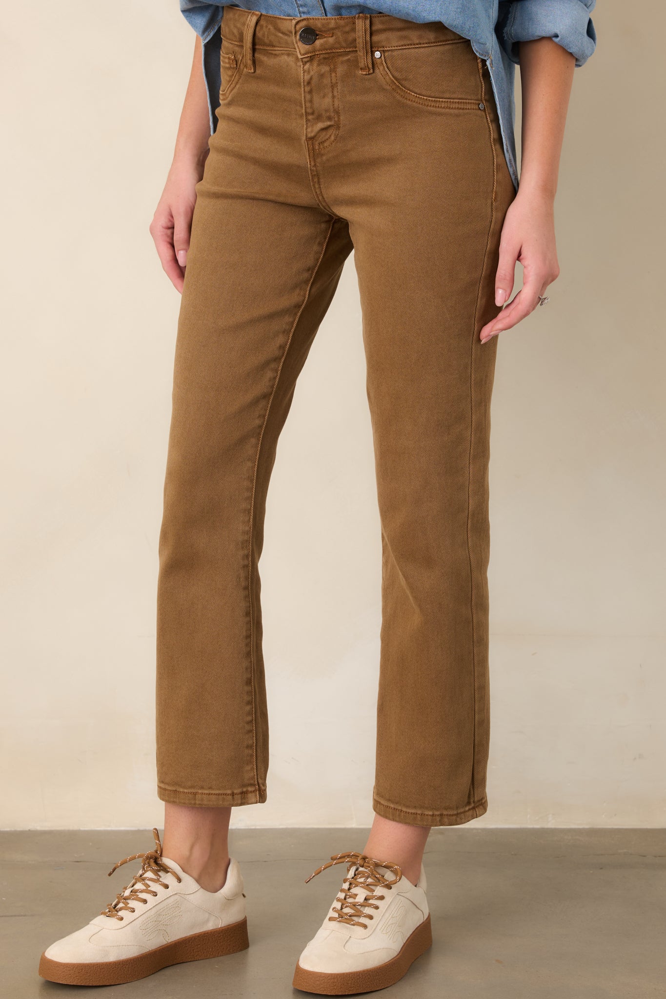 Straight-leg cropped pants in camel brown denim, featuring a defined waistband, classic pockets, and a polished structured finish.