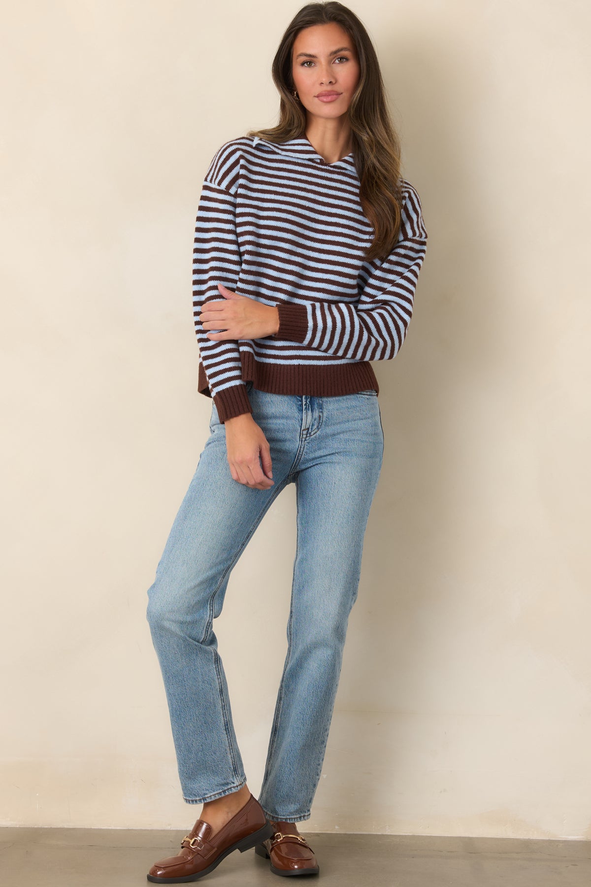 Casual striped top featuring a structured polo collar and softly contrasting brown trim.