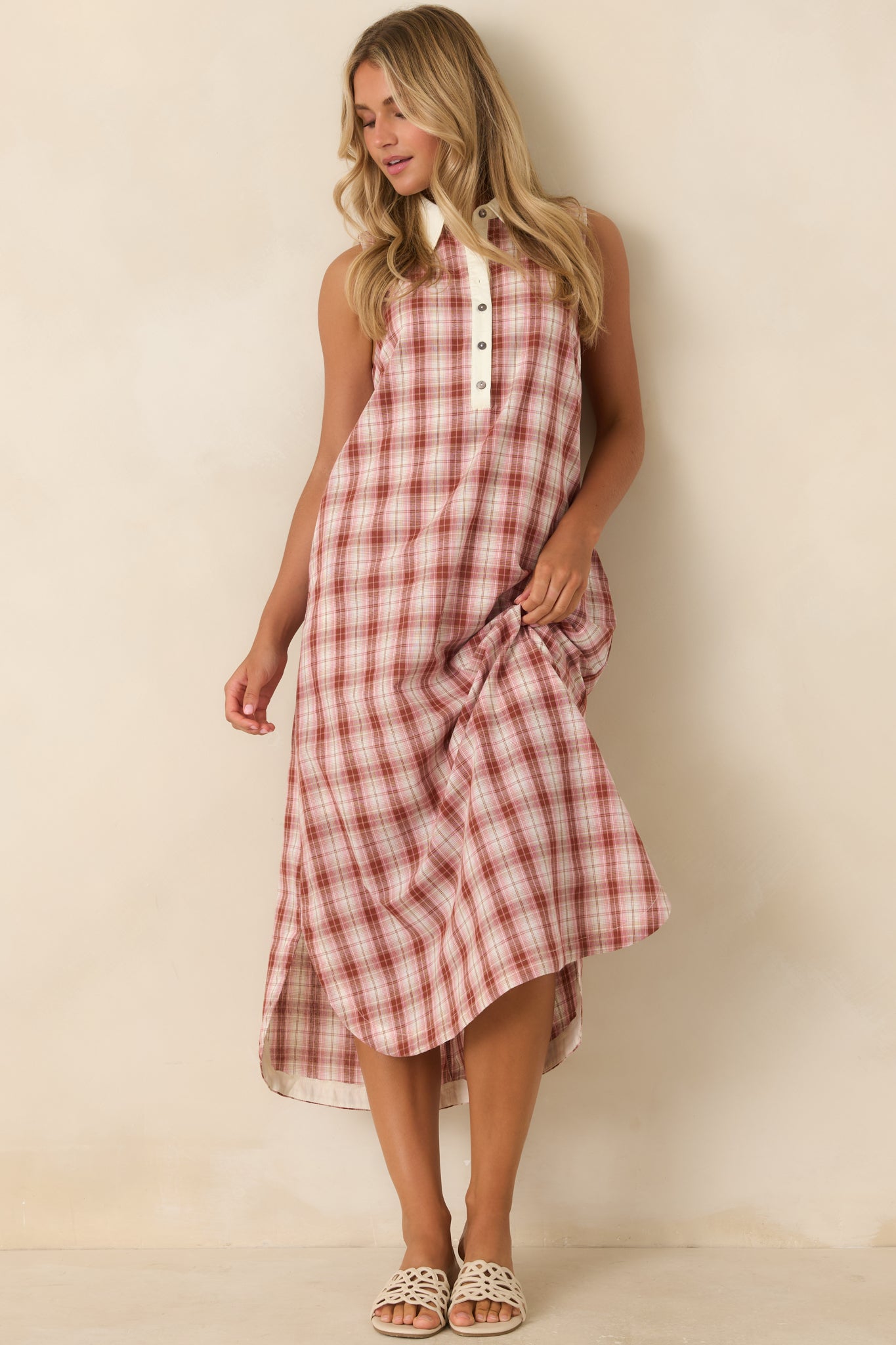 Classic sleeveless dress with a structured collar, ivory accents, full lining, and an easy everyday silhouette.