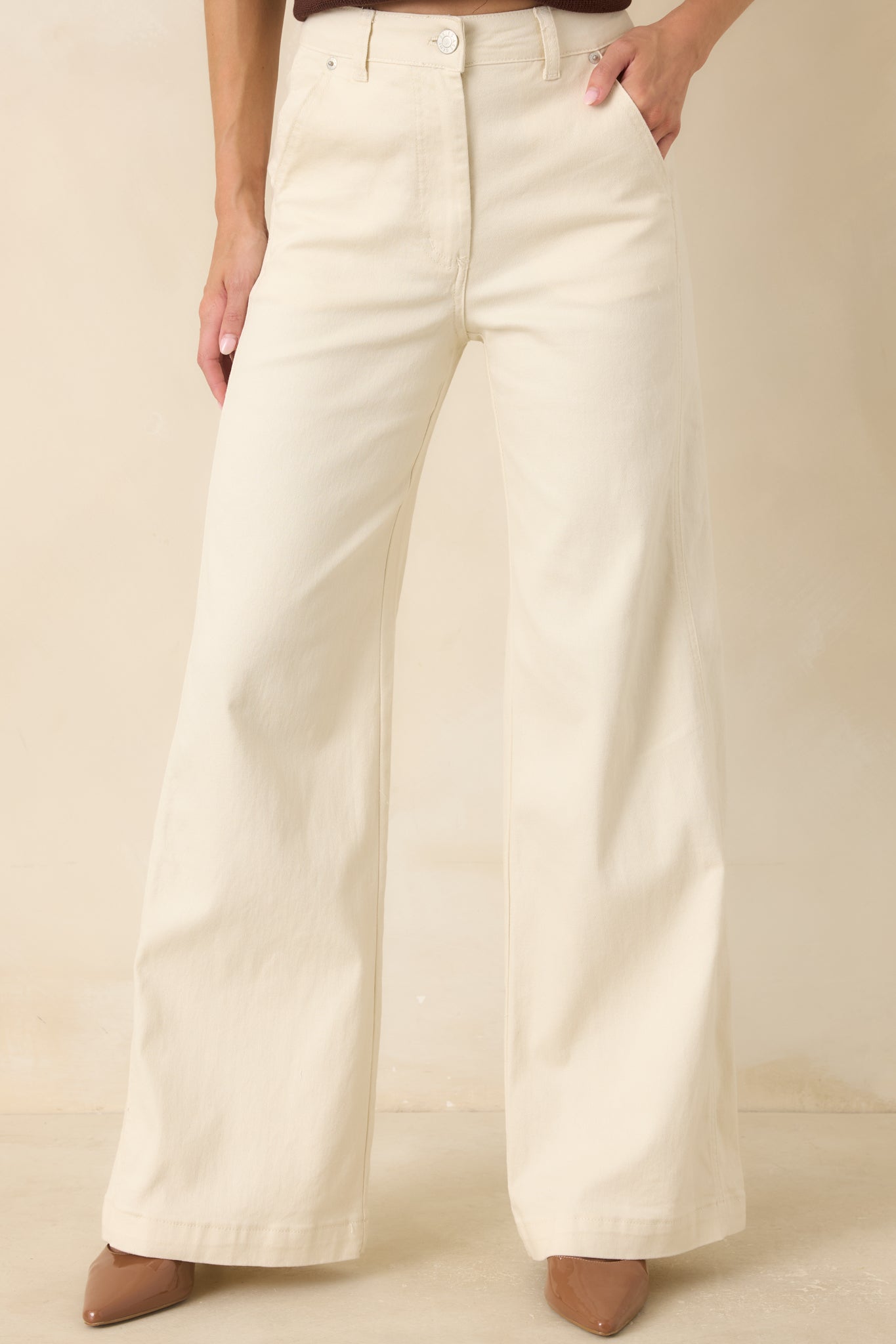 Clean wide leg silhouette creates a flattering elongated look in these soft stretch denim jeans.