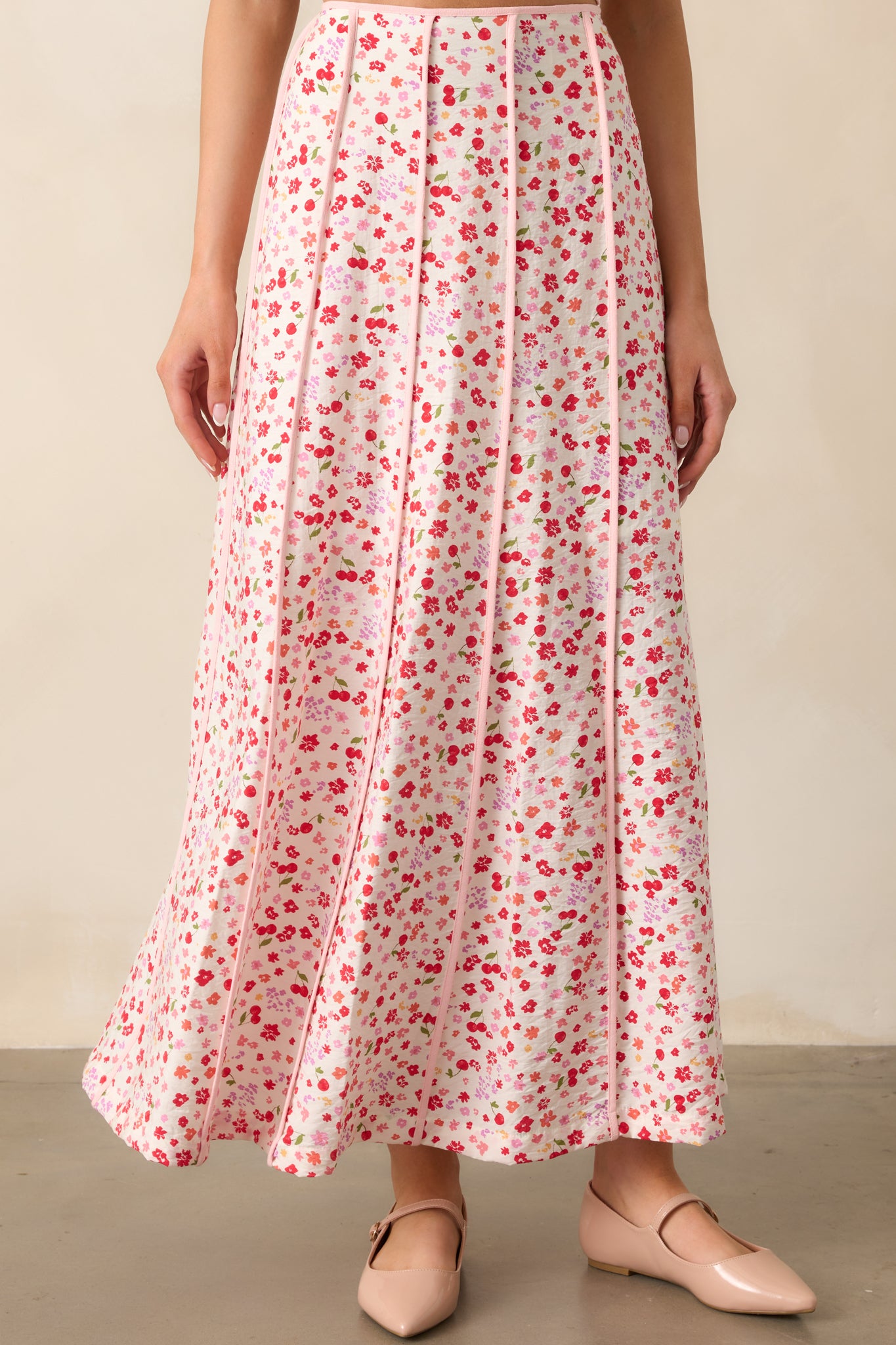 The floral and cherry print on this pink skirt adds a fresh, lively touch, while the pink hem detailing brings a delicate finishing touch.