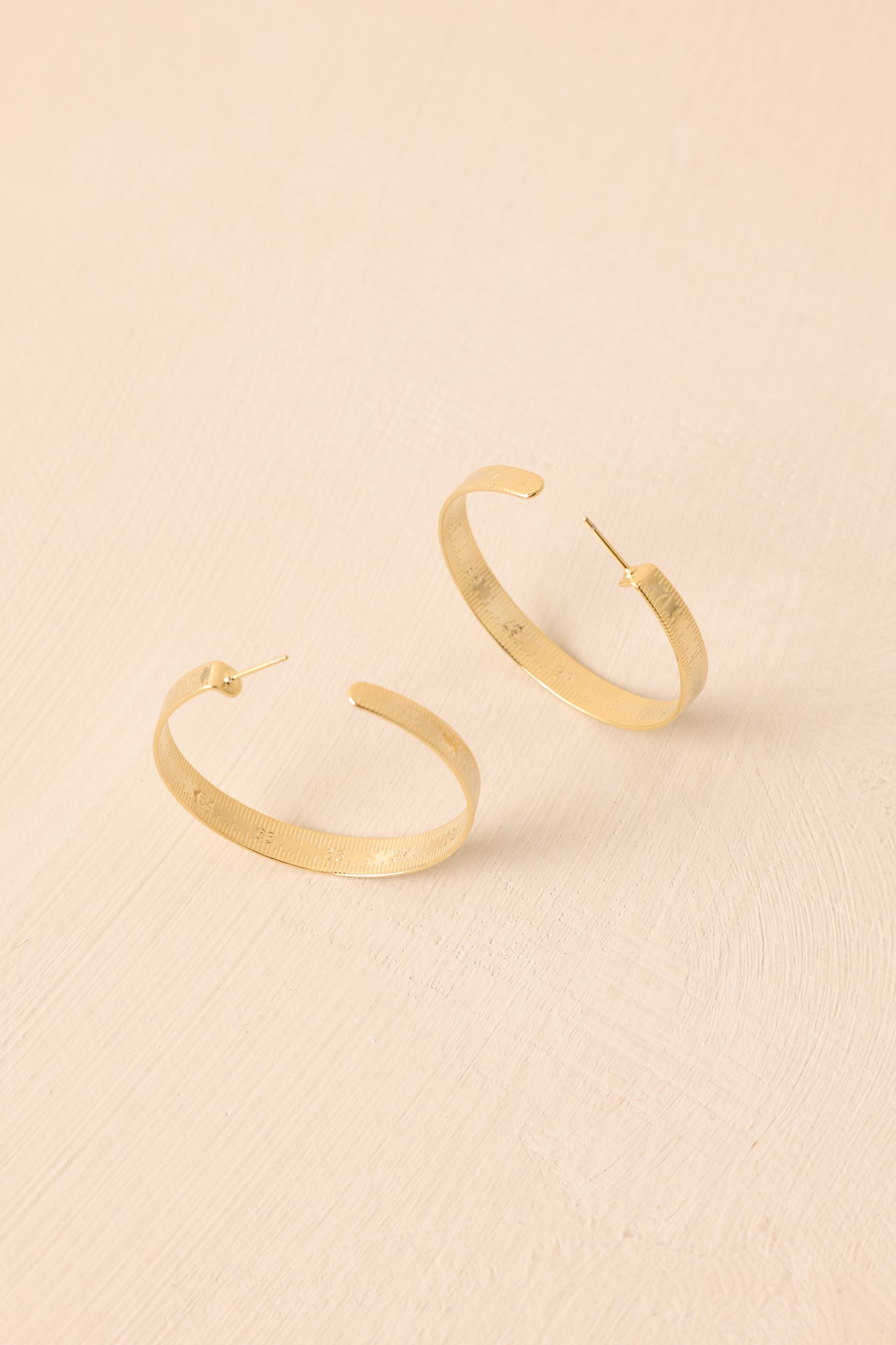 A close-up cropped shot highlighting the incomplete hoop shape and engraved ruler details.