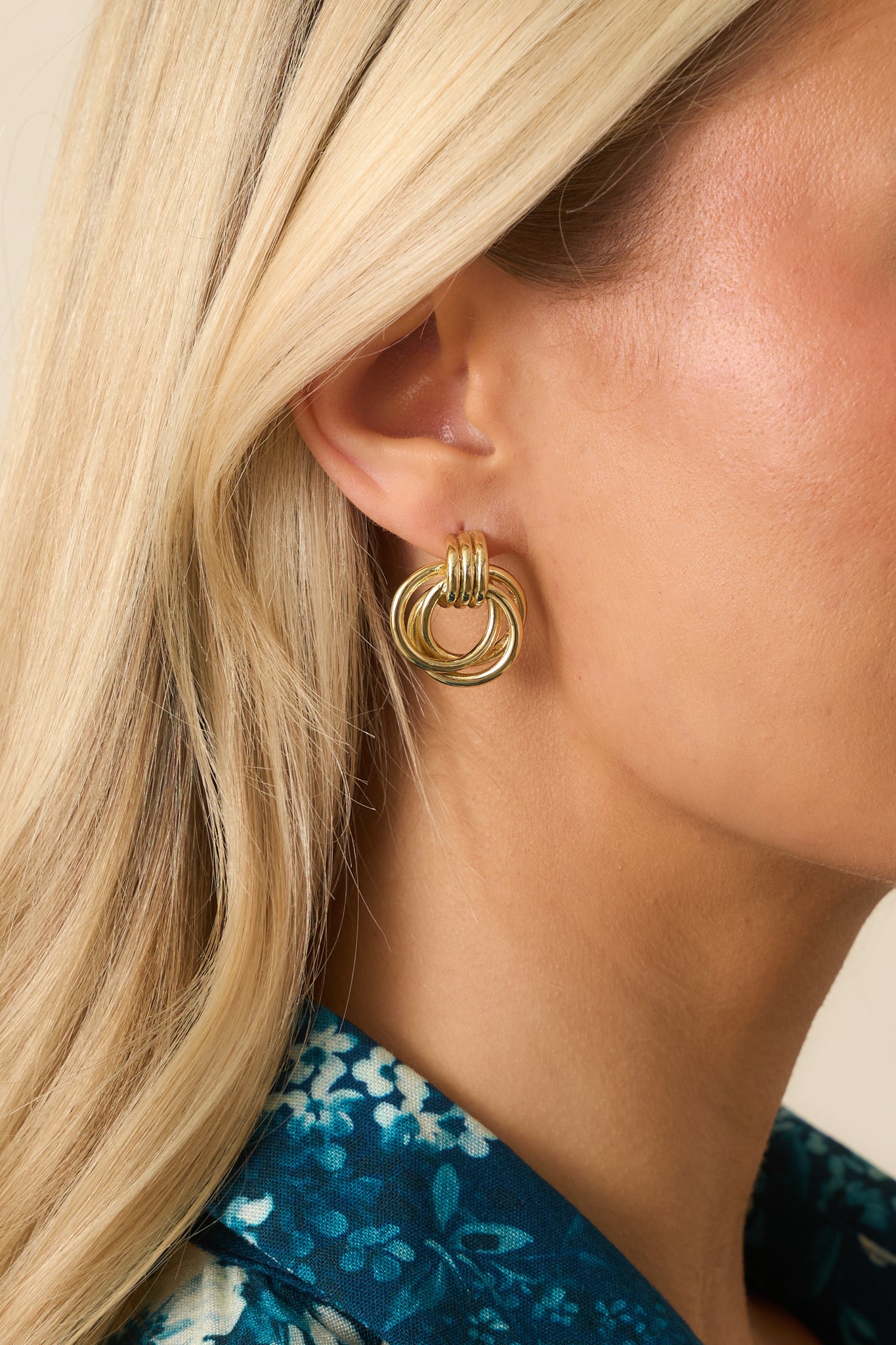 Close-up detail photo capturing the interlocking gold hoops’ rounded edges and sleek metallic shine.