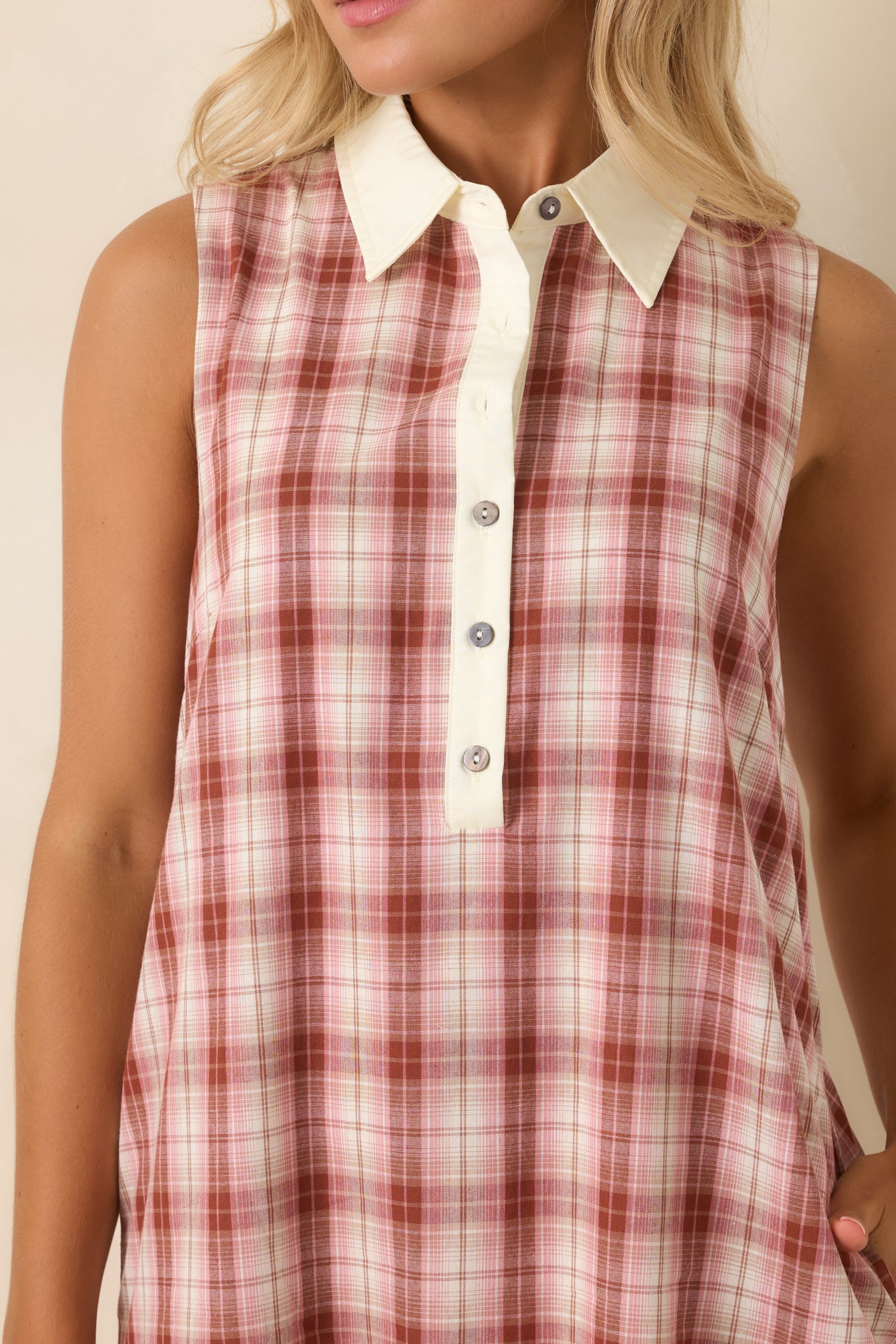 Detailed view of the collared neckline, button-front placket, contrasting ivory trim, and cotton fabric.
