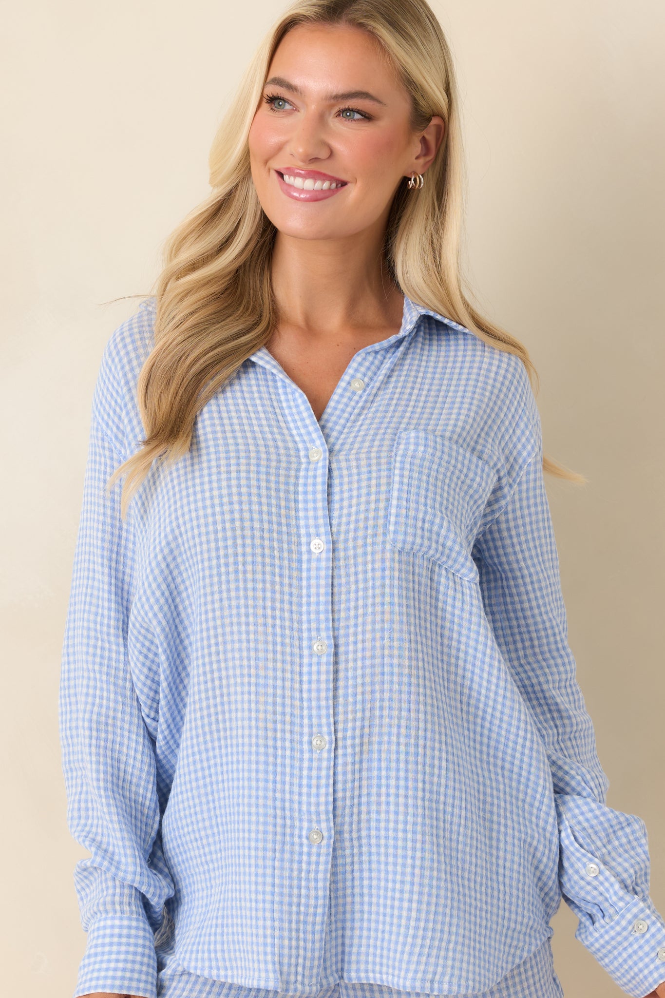 Collared neckline with button-front detail in light blue gingham.