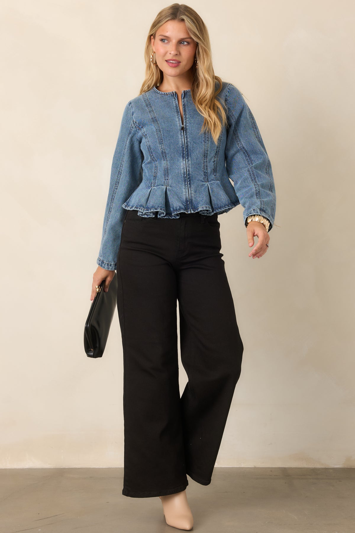 Cotton jacket featuring long sleeves with structured buttoned cuffs.