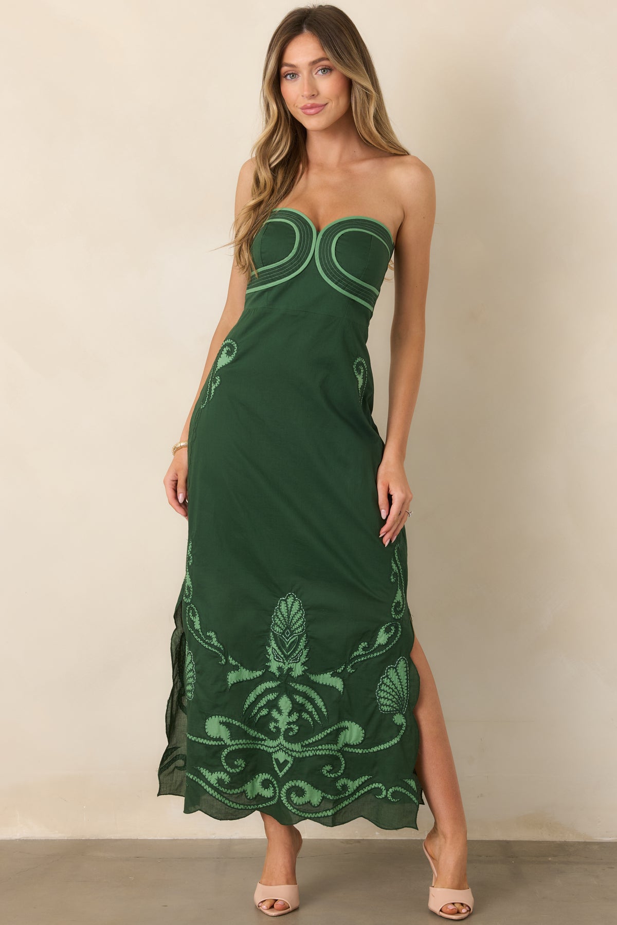 Cotton midi dress featuring a sculpted sweetheart neckline, curved contrast trim, and fitted silhouette