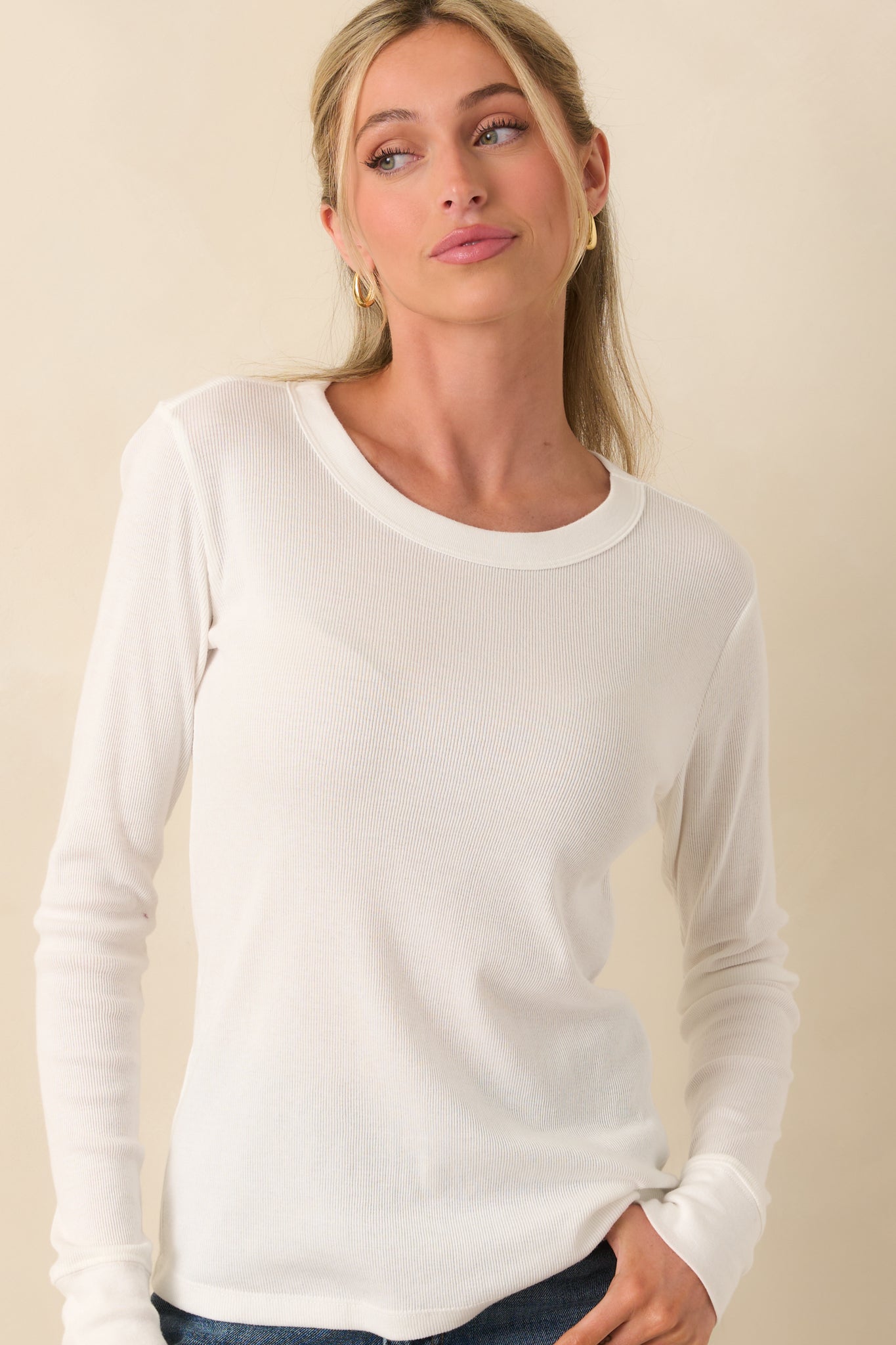 Cropped angle showing the sleeve seam and the way the ribbed fabric follows the shape of the tee.