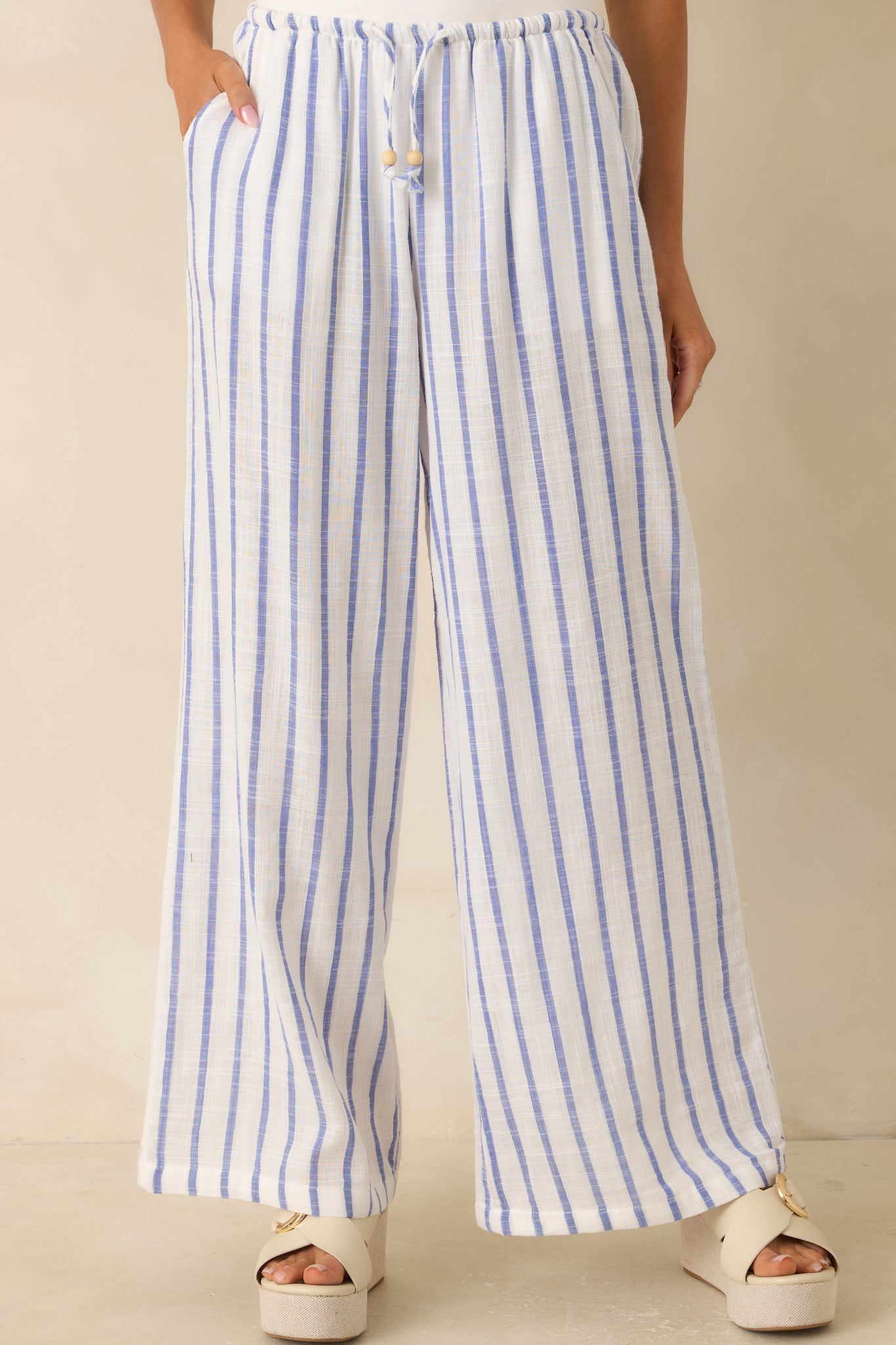 Cropped view highlighting the functional side pockets and high-rise pull-on waistband.