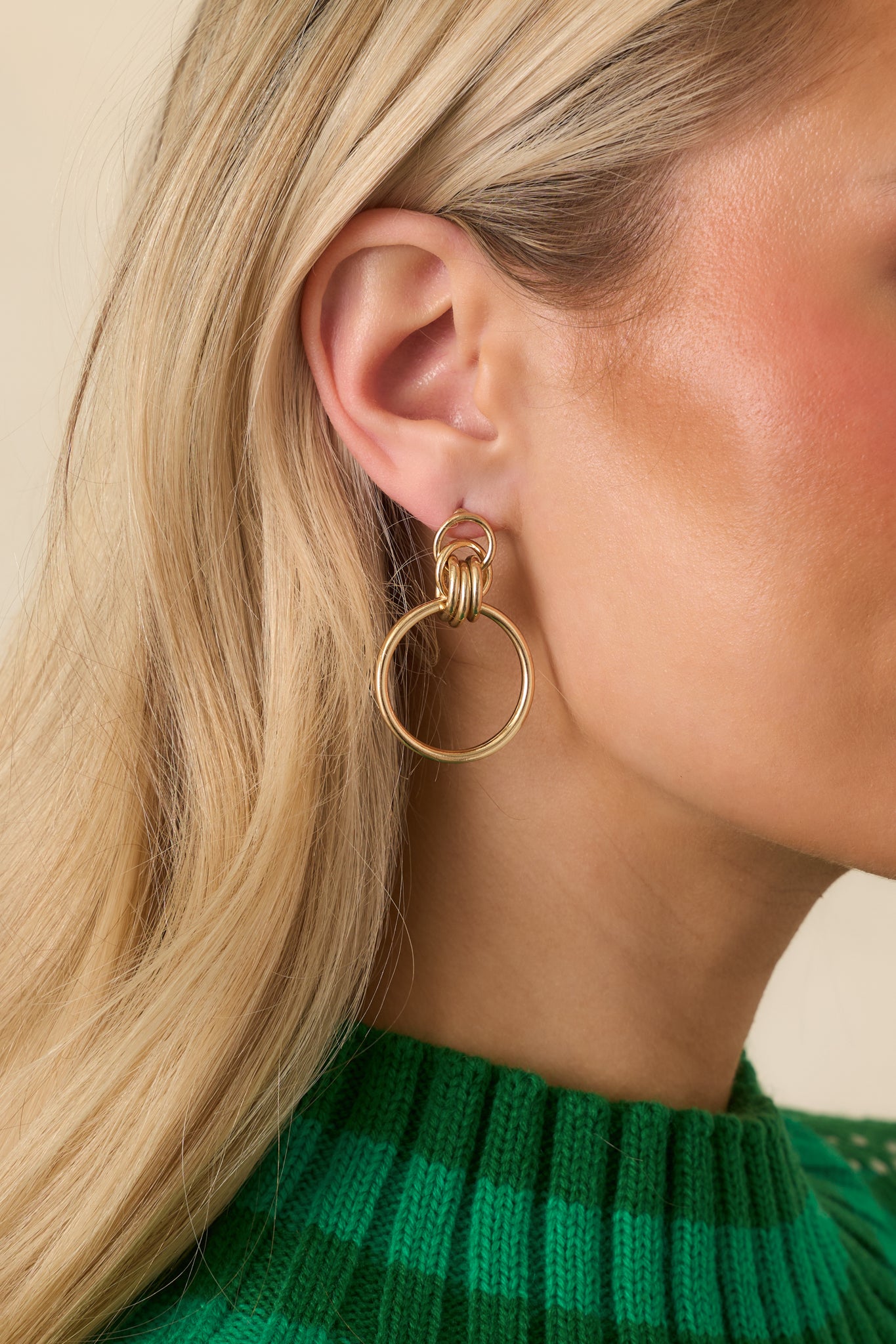 Cropped view focusing on the hollow circle stud and first interlocking link.