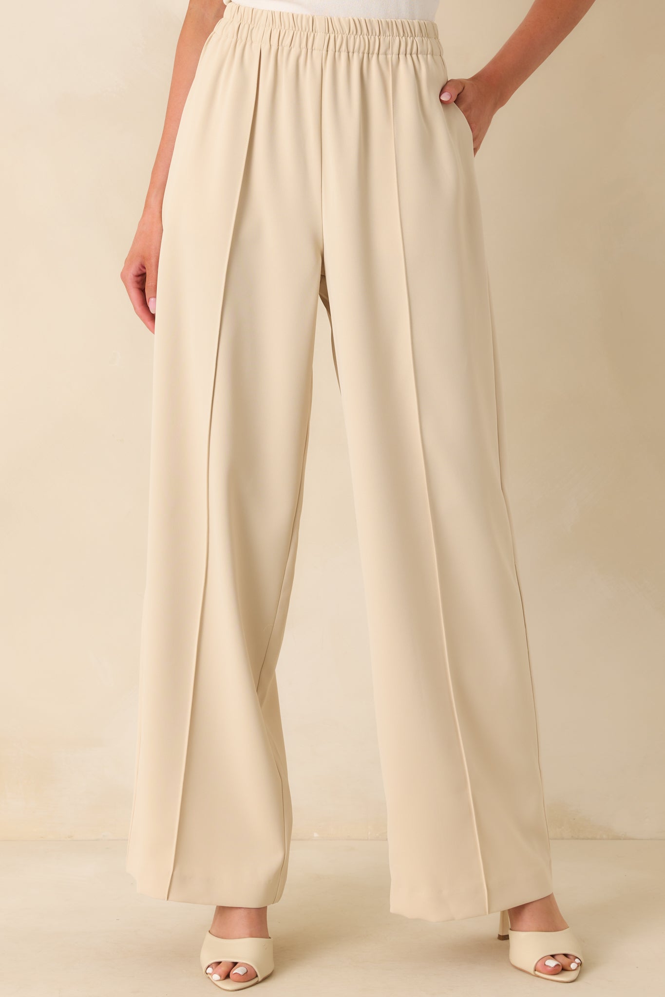 Cropped view of the waist area, focusing on the high rise and gathered elastic band.