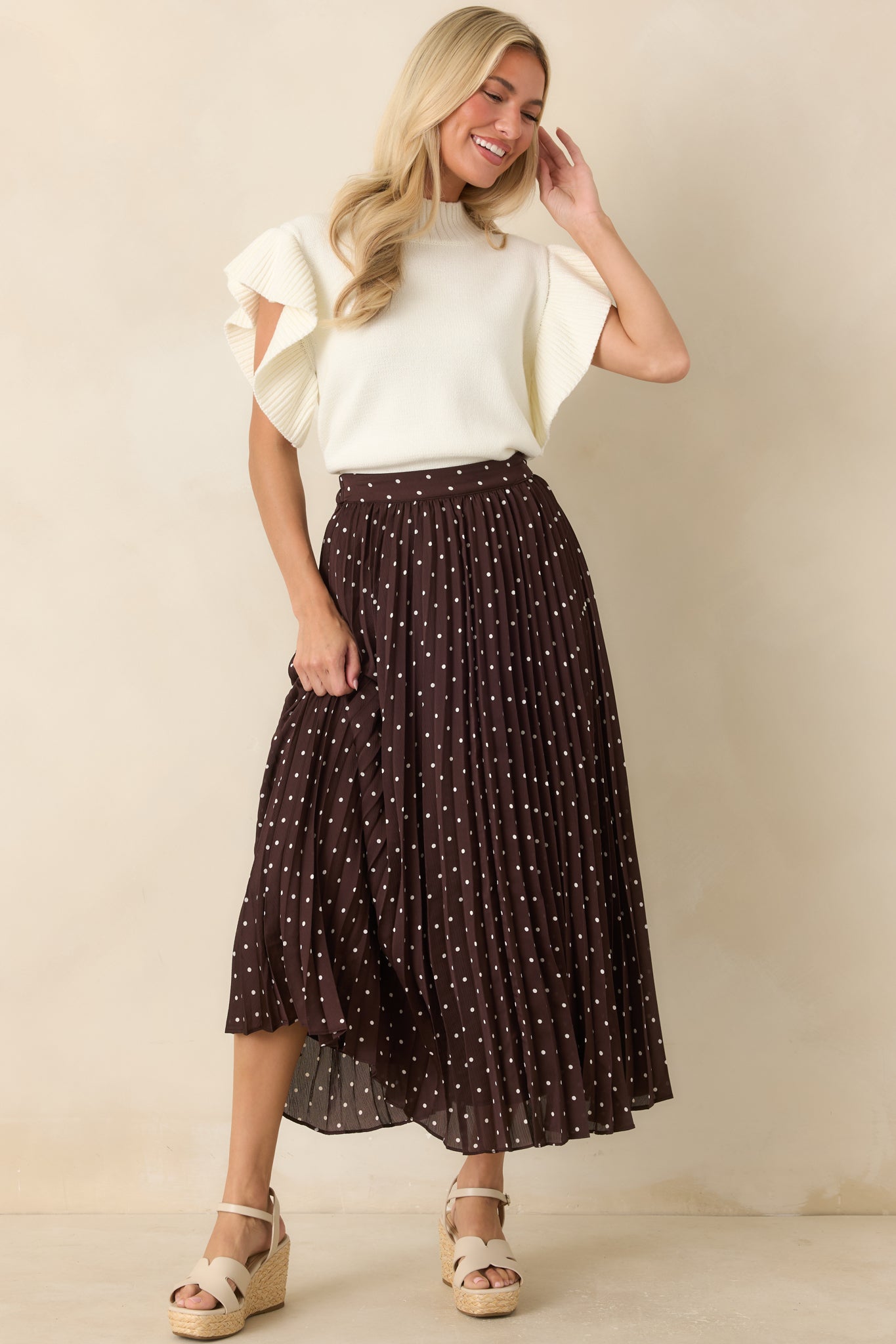 Elegant pleated skirt featuring a relaxed drape, flowing movement, and a timeless silhouette suitable for any season.