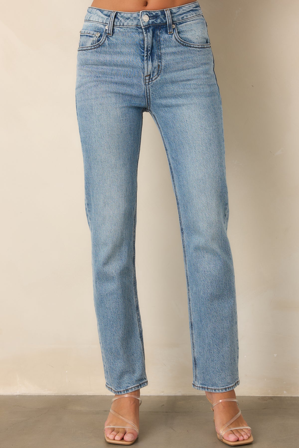 Full-length straight-leg jeans featuring a close-fitting high-rise waist and classic denim construction.