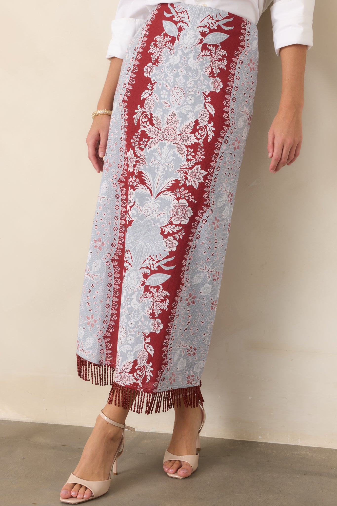 High-rise waistband and smooth cotton-linen construction create a sleek, streamlined look through the upper portion of the skirt.