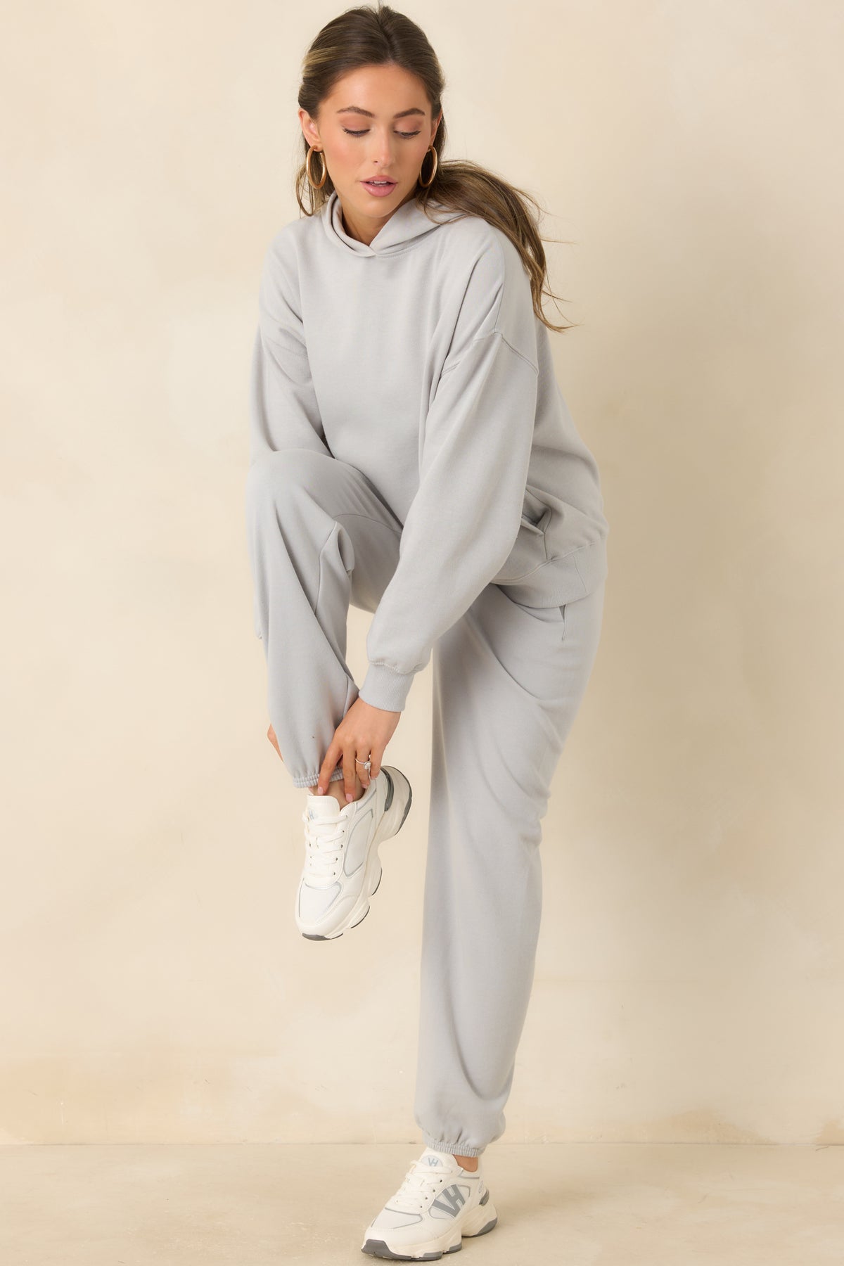 Icy grey fleece joggers with an elastic waistband, functional side pockets, and gathered ankle cuffs.