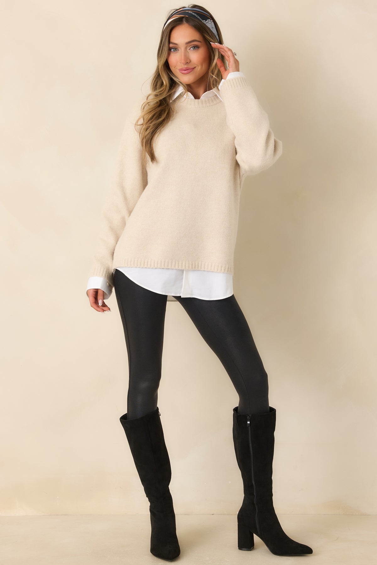 Cozy ivory-beige pullover with a loose silhouette and ribbed trim along the neckline, cuffs, and hem.