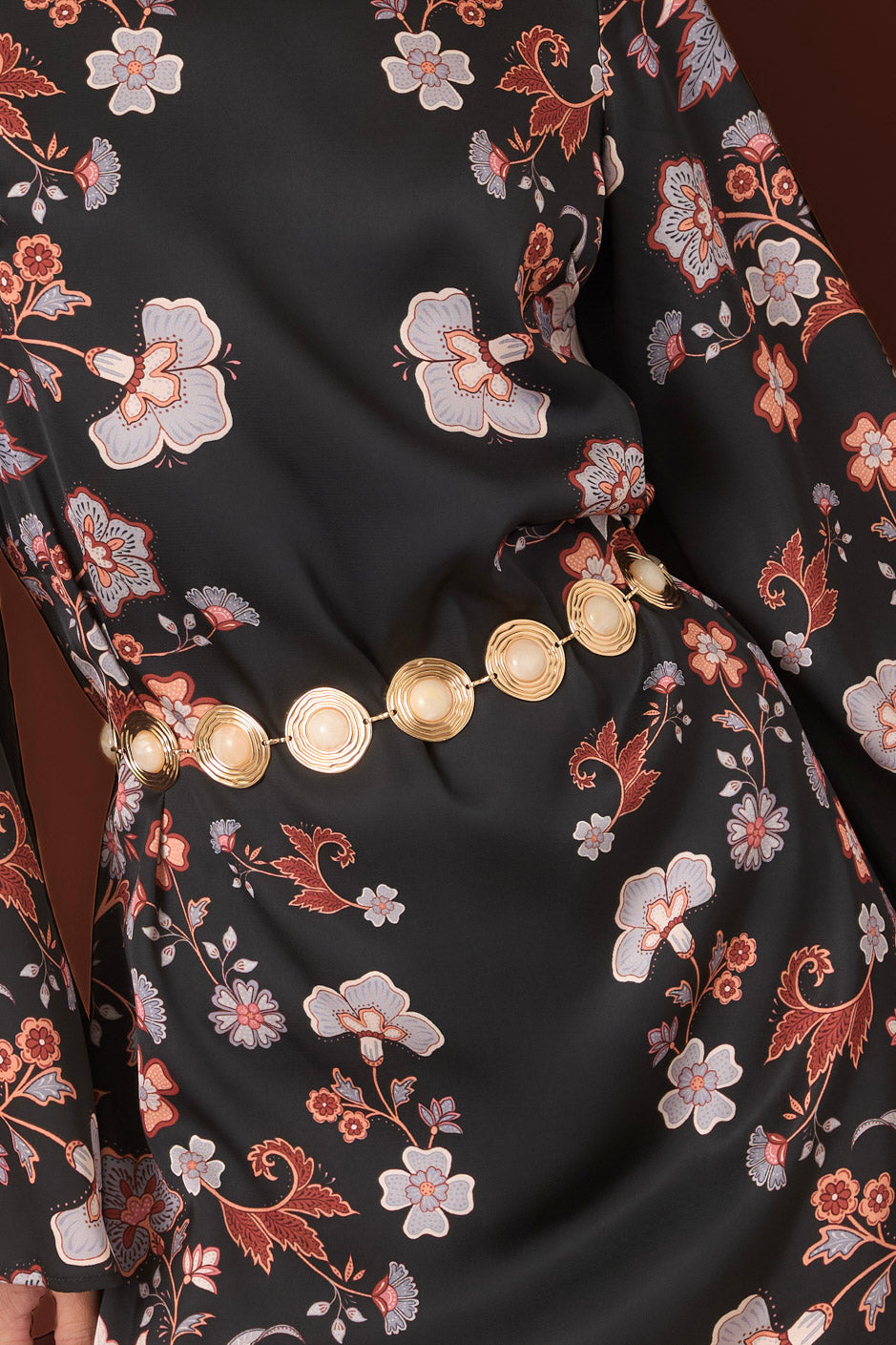 Rounded ivory marbled centers sit within sculpted gold-tone frames, forming a linked medallion belt with rippled detailing.