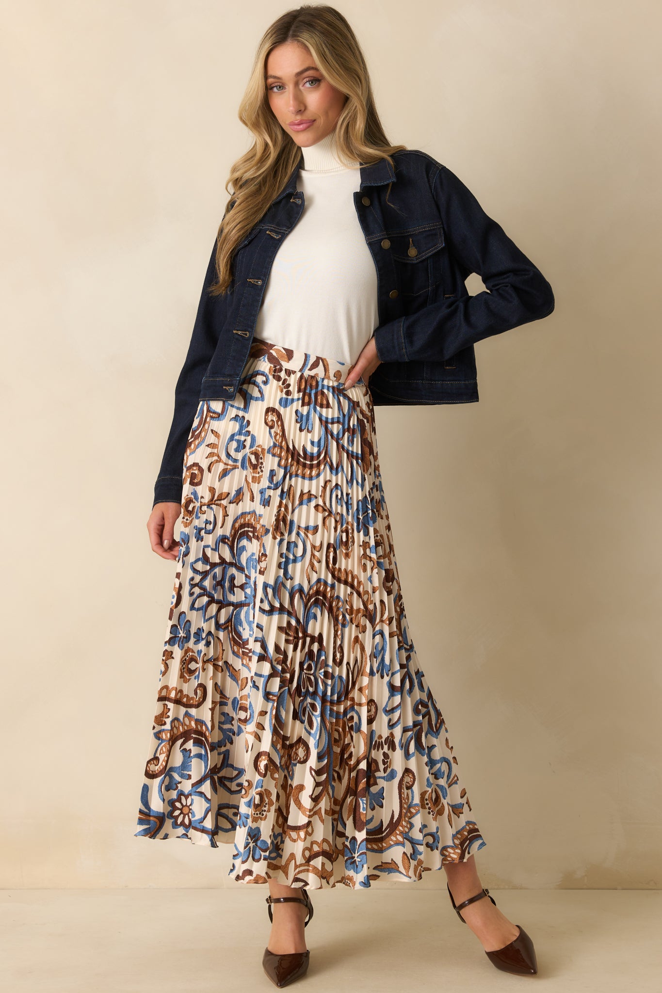 Elegant pleated skirt in ivory satin with an allover blue and brown floral motif.
